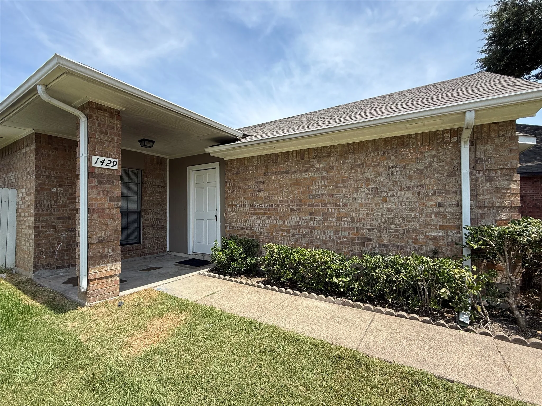 Single Family Residence For Rent in Dallas County , 1429 Wheatfield Drive, Mesquite, Texas 75149, 3 Bedroom, 2 Bathroom, 2 Garage spaces, 1,317 Sqft, built in 1986, mls#21388481, Real Estate Agent in Mesquite, Homes For Rent in Dallas county, Homes For Rent in Mesquite, Realtor in Mesquite Texas, Real Estate Brokerage Independent Realty Texas, Luminita Cordes Realtor