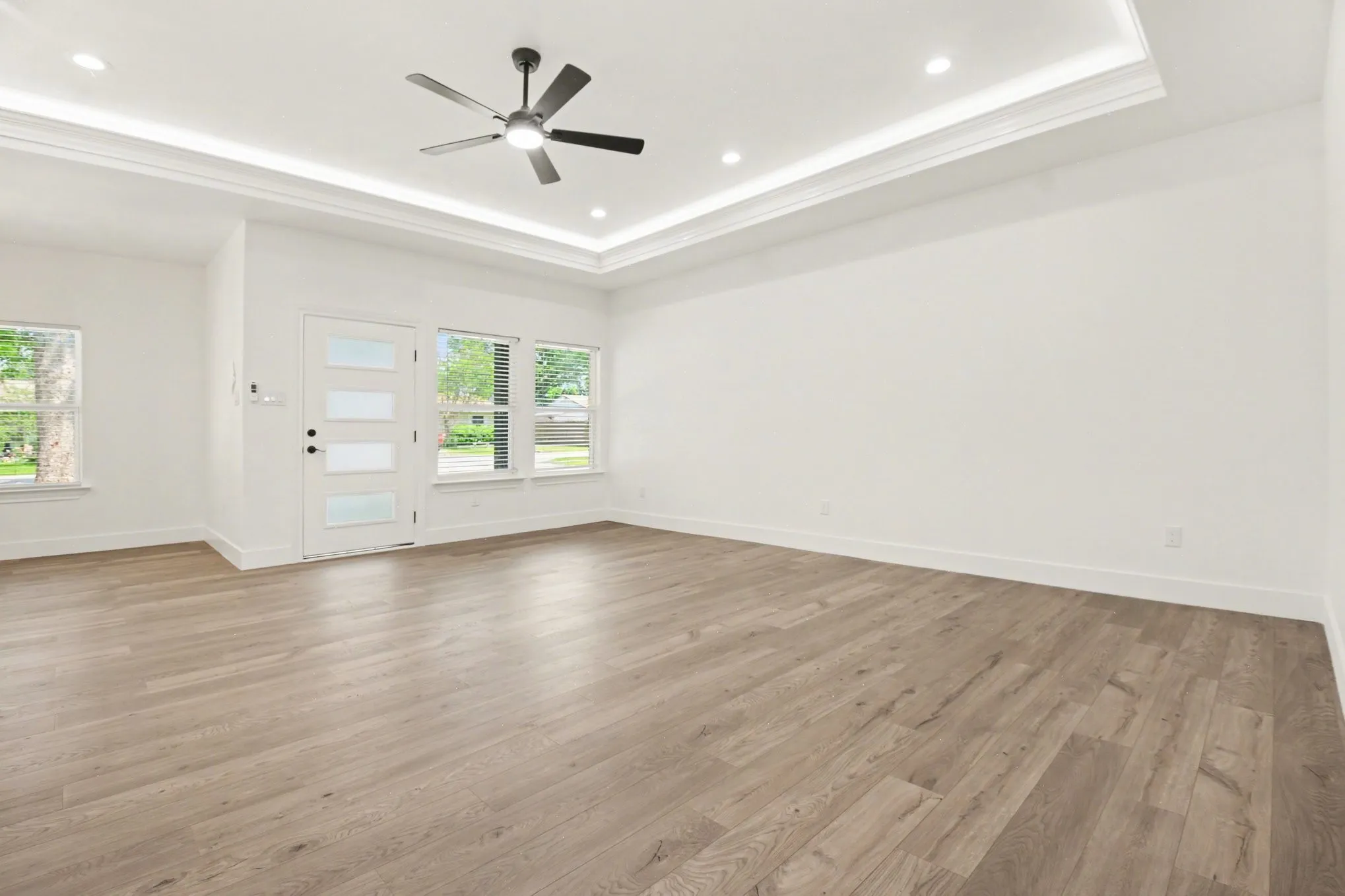 Tray ceiling with recessed lighting and crown molding