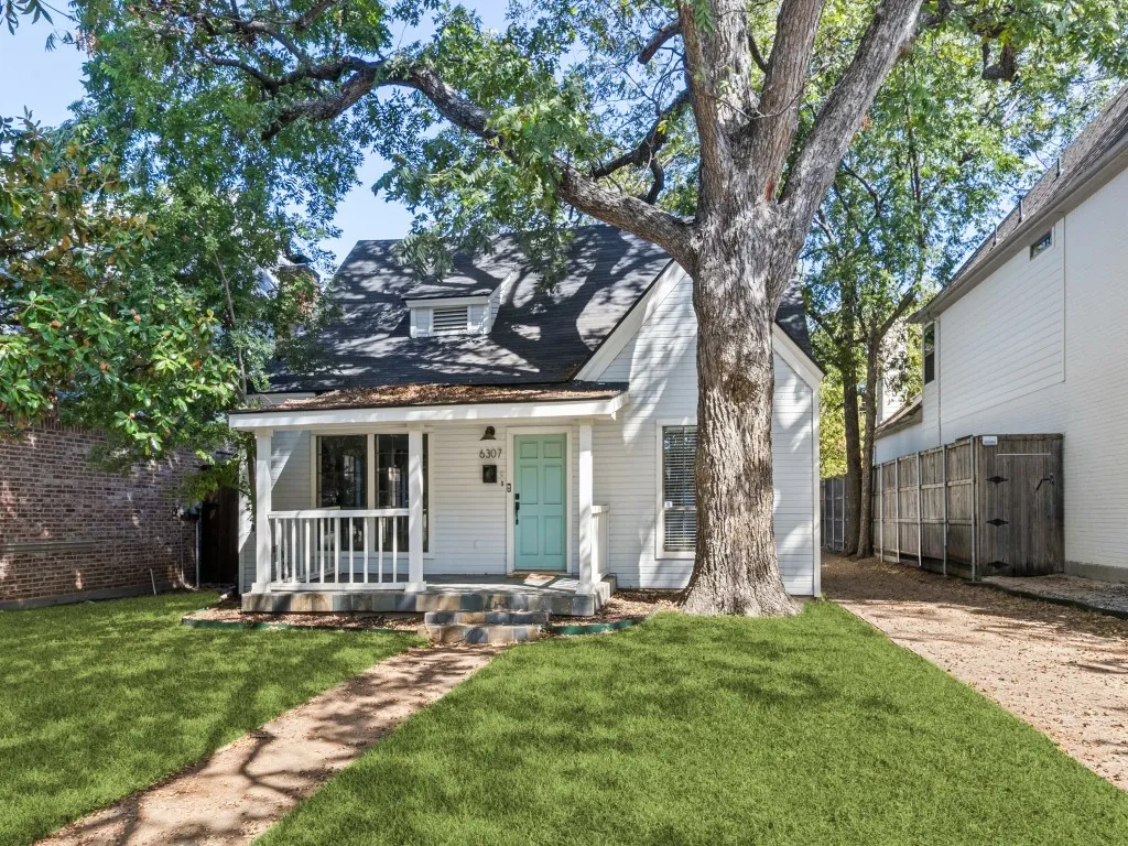 Single Family Residence For Sale in Dallas County , 6307 Palo Pinto Avenue, Dallas, Texas 75214, 3 Bedroom, 2 Bathroom, 1 Garage spaces, 1,958 Sqft, built in 1924, mls#21388478, Real Estate Agent in Dallas, Homes For Sale in Dallas county, Homes For Sale in Dallas, Realtor in Dallas Texas, Real Estate Brokerage Independent Realty Texas, Luminita Cordes Realtor
