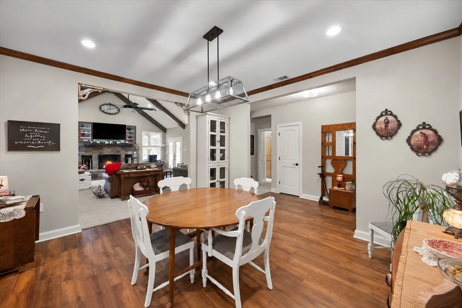 Single Family Residence For Sale in Navarro County , 529 La Bota, Corsicana, Texas 75109, 3 Bedroom, 3 Bathroom, 3 Garage spaces, 2,950 Sqft, built in 2020, mls#21387885, Real Estate Agent in Corsicana, Homes For Sale in Navarro county, Homes For Sale in Corsicana, Realtor in Corsicana Texas, Real Estate Brokerage Independent Realty Texas, Luminita Cordes Realtor