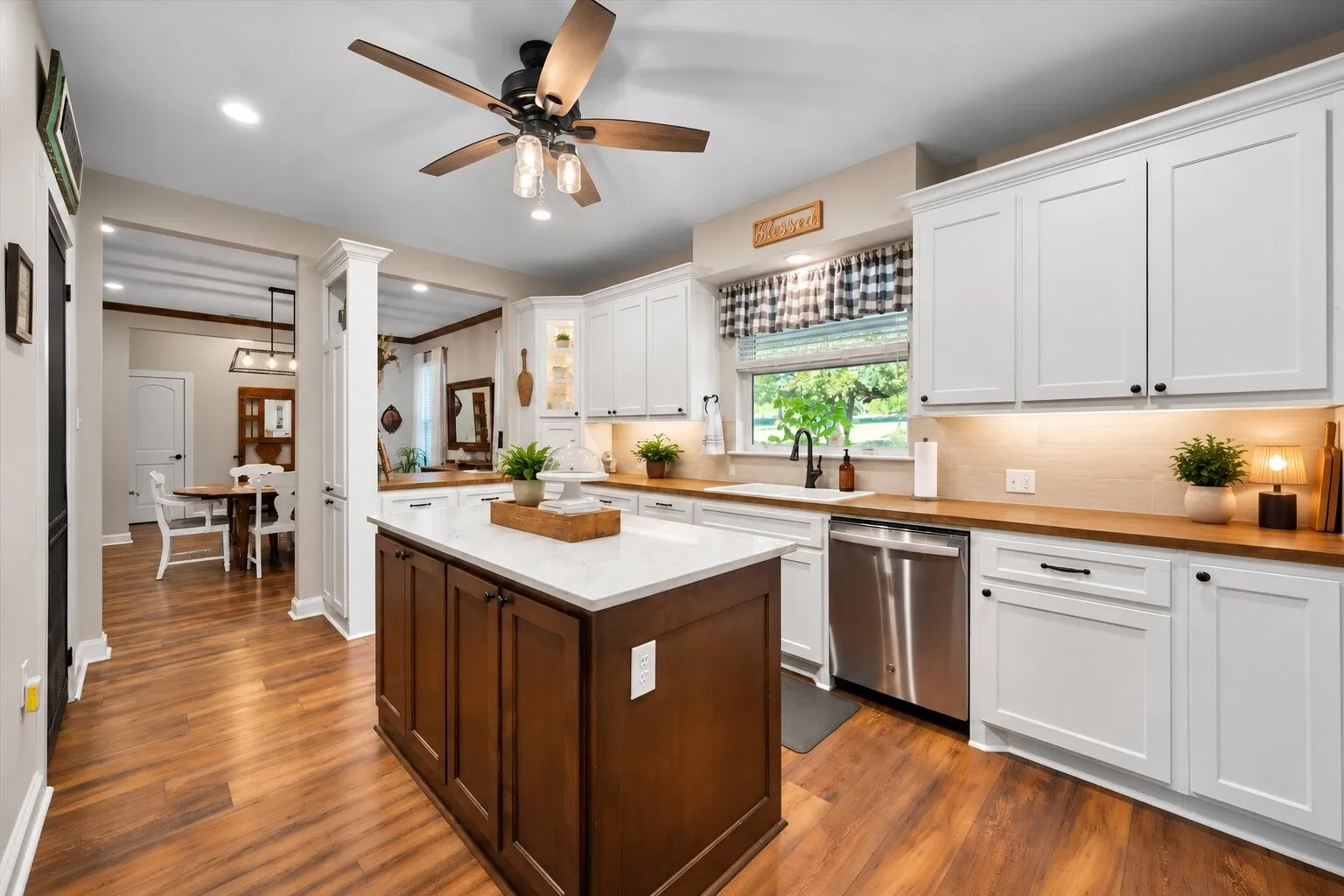 Single Family Residence For Sale in Navarro County , 529 La Bota, Corsicana, Texas 75109, 3 Bedroom, 3 Bathroom, 3 Garage spaces, 2,950 Sqft, built in 2020, mls#21387885, Real Estate Agent in Corsicana, Homes For Sale in Navarro county, Homes For Sale in Corsicana, Realtor in Corsicana Texas, Real Estate Brokerage Independent Realty Texas, Luminita Cordes Realtor