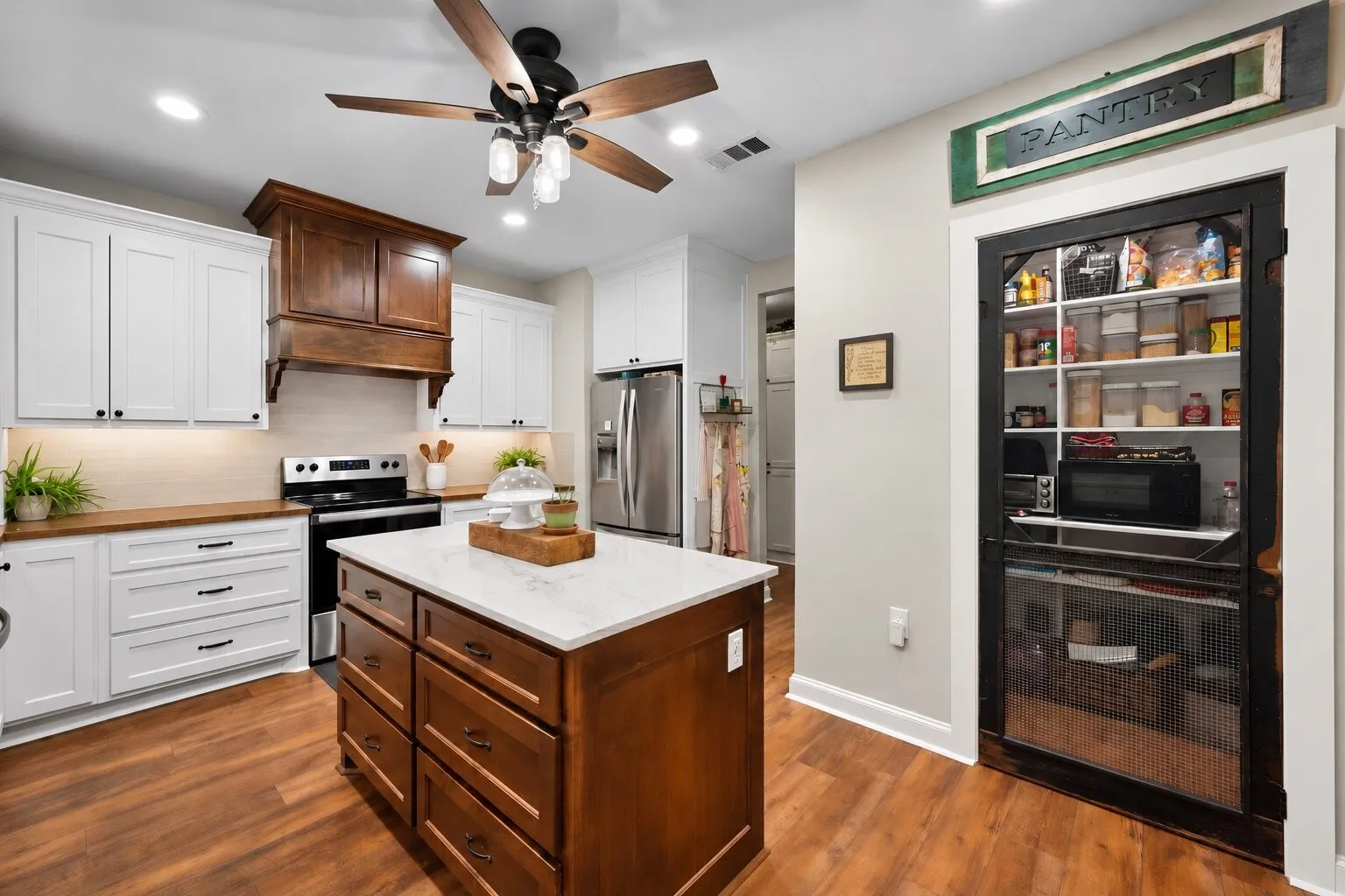 Single Family Residence For Sale in Navarro County , 529 La Bota, Corsicana, Texas 75109, 3 Bedroom, 3 Bathroom, 3 Garage spaces, 2,950 Sqft, built in 2020, mls#21387885, Real Estate Agent in Corsicana, Homes For Sale in Navarro county, Homes For Sale in Corsicana, Realtor in Corsicana Texas, Real Estate Brokerage Independent Realty Texas, Luminita Cordes Realtor
