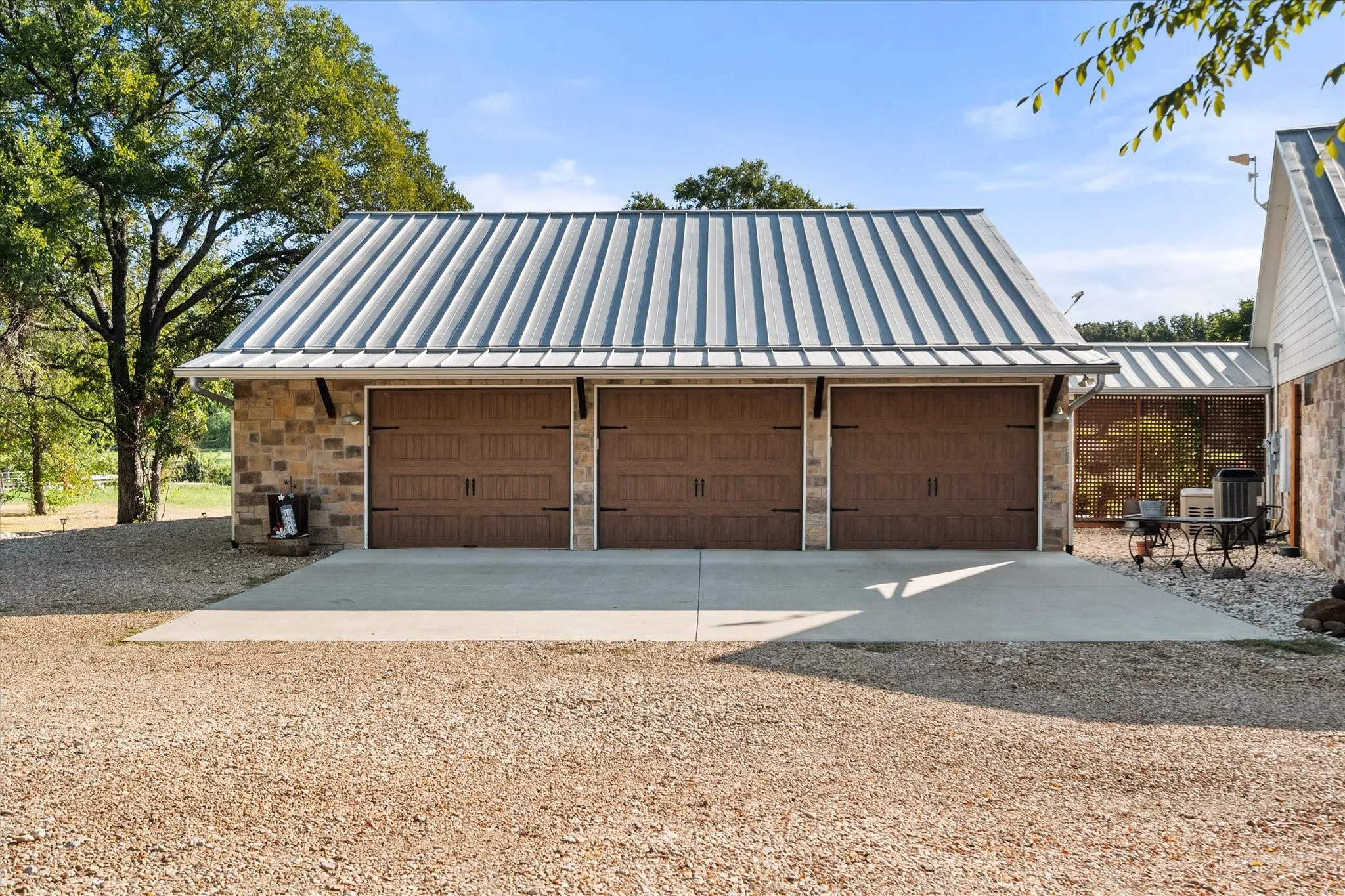 Single Family Residence For Sale in Navarro County , 529 La Bota, Corsicana, Texas 75109, 3 Bedroom, 3 Bathroom, 3 Garage spaces, 2,950 Sqft, built in 2020, mls#21387885, Real Estate Agent in Corsicana, Homes For Sale in Navarro county, Homes For Sale in Corsicana, Realtor in Corsicana Texas, Real Estate Brokerage Independent Realty Texas, Luminita Cordes Realtor