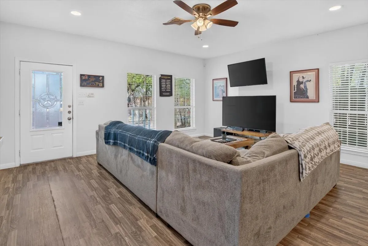 Single Family Residence For Sale in Mc Lennan County , 1920 S 15th Street, Waco, Texas 76706, 5 Bedroom, 6 Bathroom, Garage spaces, 2,624 Sqft, built in 2007, mls#21357808, Real Estate Agent in Waco, Homes For Sale in Mc Lennan county, Homes For Sale in Waco, Realtor in Waco Texas, Real Estate Brokerage Independent Realty Texas, Luminita Cordes Realtor
