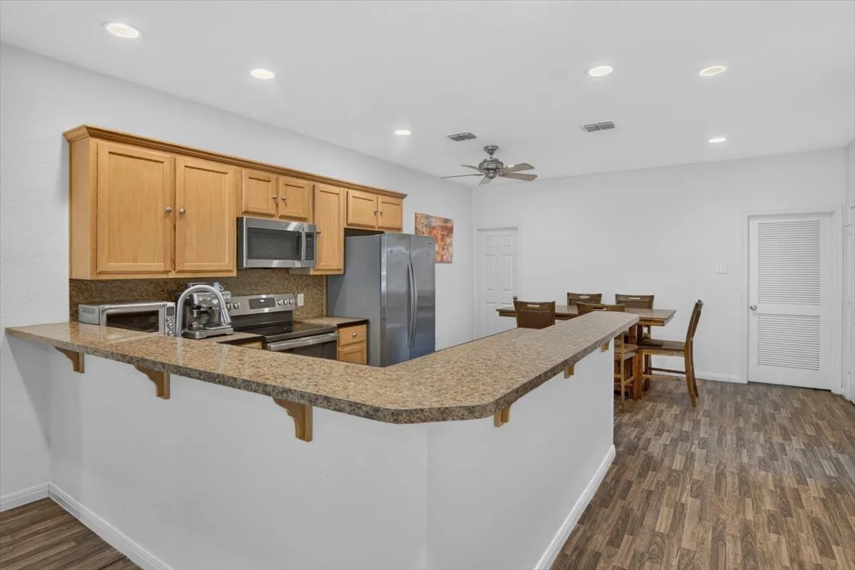 Single Family Residence For Sale in Mc Lennan County , 1920 S 15th Street, Waco, Texas 76706, 5 Bedroom, 6 Bathroom, Garage spaces, 2,624 Sqft, built in 2007, mls#21357808, Real Estate Agent in Waco, Homes For Sale in Mc Lennan county, Homes For Sale in Waco, Realtor in Waco Texas, Real Estate Brokerage Independent Realty Texas, Luminita Cordes Realtor