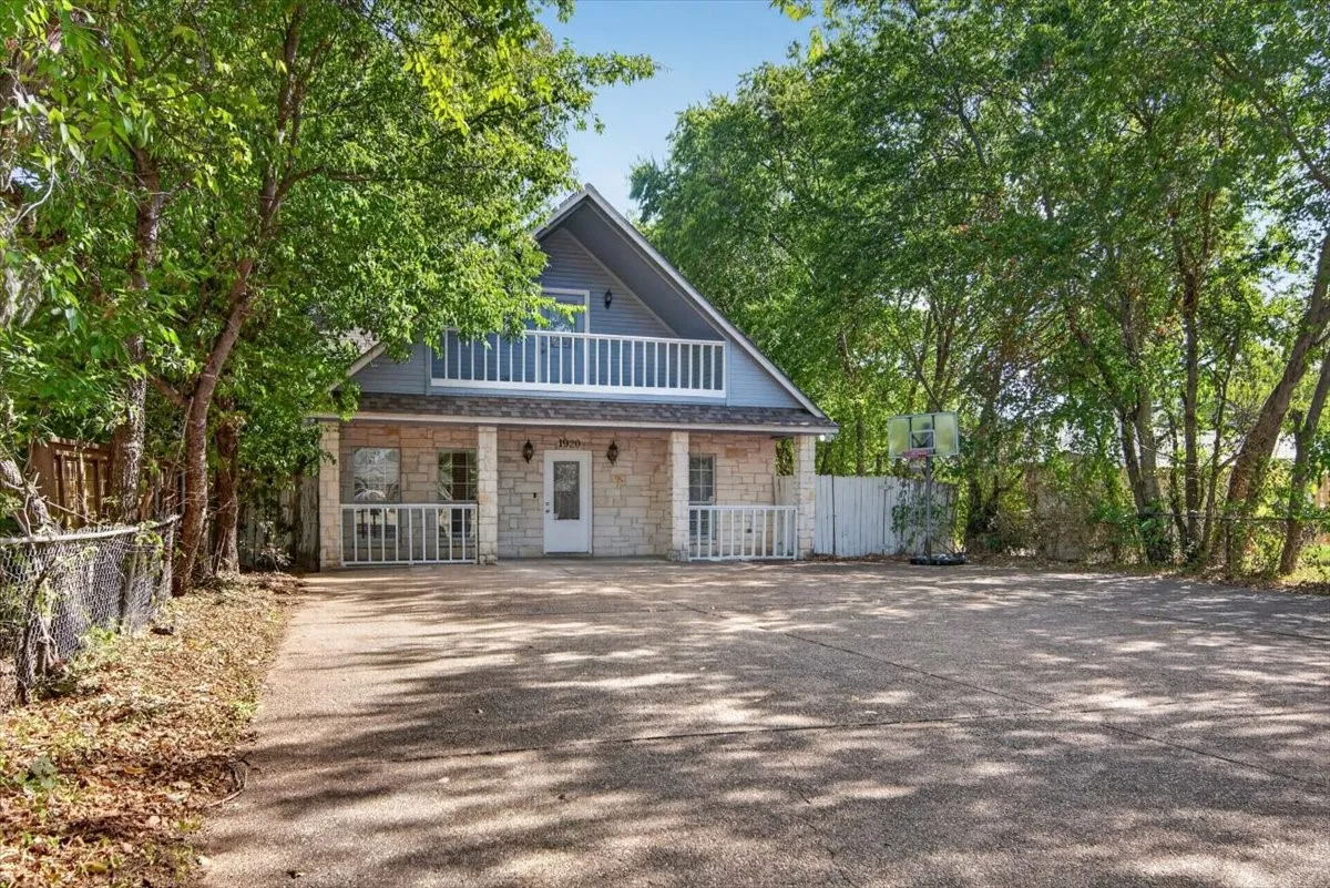 Single Family Residence For Sale in Mc Lennan County , 1920 S 15th Street, Waco, Texas 76706, 5 Bedroom, 6 Bathroom, Garage spaces, 2,624 Sqft, built in 2007, mls#21357808, Real Estate Agent in Waco, Homes For Sale in Mc Lennan county, Homes For Sale in Waco, Realtor in Waco Texas, Real Estate Brokerage Independent Realty Texas, Luminita Cordes Realtor