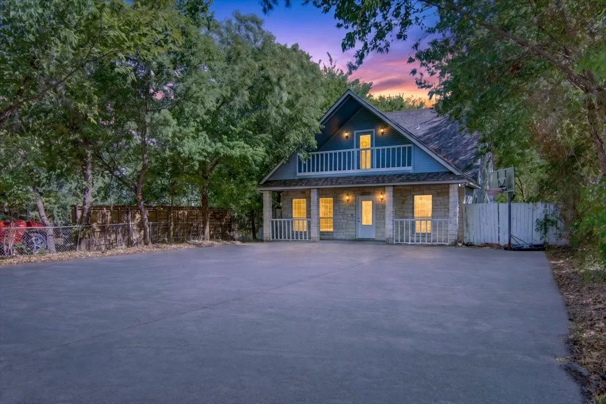 Single Family Residence For Sale in Mc Lennan County , 1920 S 15th Street, Waco, Texas 76706, 5 Bedroom, 6 Bathroom, Garage spaces, 2,624 Sqft, built in 2007, mls#21357808, Real Estate Agent in Waco, Homes For Sale in Mc Lennan county, Homes For Sale in Waco, Realtor in Waco Texas, Real Estate Brokerage Independent Realty Texas, Luminita Cordes Realtor