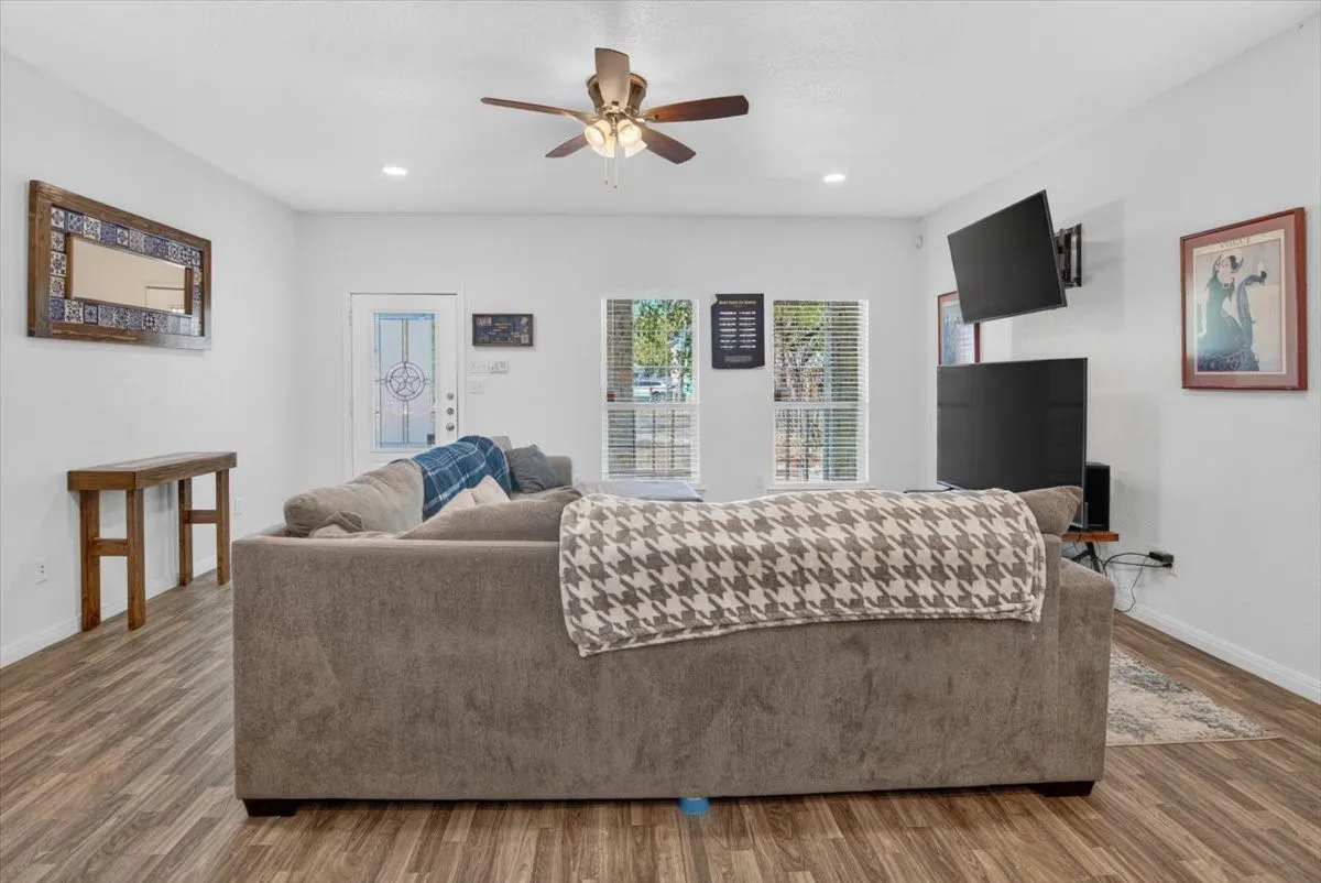 Single Family Residence For Sale in Mc Lennan County , 1920 S 15th Street, Waco, Texas 76706, 5 Bedroom, 6 Bathroom, Garage spaces, 2,624 Sqft, built in 2007, mls#21357808, Real Estate Agent in Waco, Homes For Sale in Mc Lennan county, Homes For Sale in Waco, Realtor in Waco Texas, Real Estate Brokerage Independent Realty Texas, Luminita Cordes Realtor