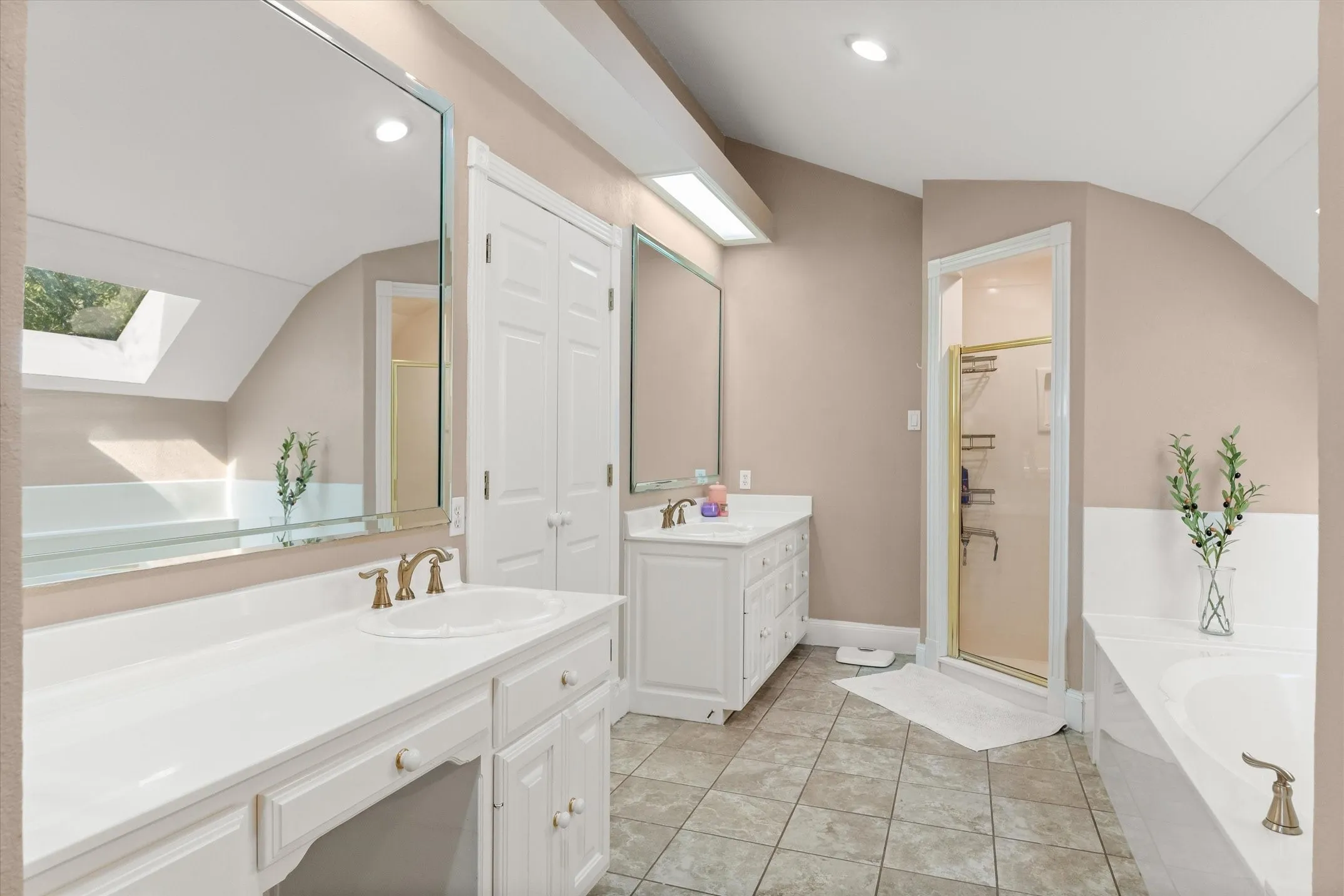 Single Family Residence For Sale in Van Zandt County , 1551 VZ County Road, Grand Saline, Texas 75140, 4 Bedroom, 3 Bathroom, 2 Garage spaces, 3,708 Sqft, built in 1996, mls#21388510, Real Estate Agent in Grand Saline, Homes For Sale in Van Zandt county, Homes For Sale in Grand Saline, Realtor in Grand Saline Texas, Real Estate Brokerage Independent Realty Texas, Luminita Cordes Realtor