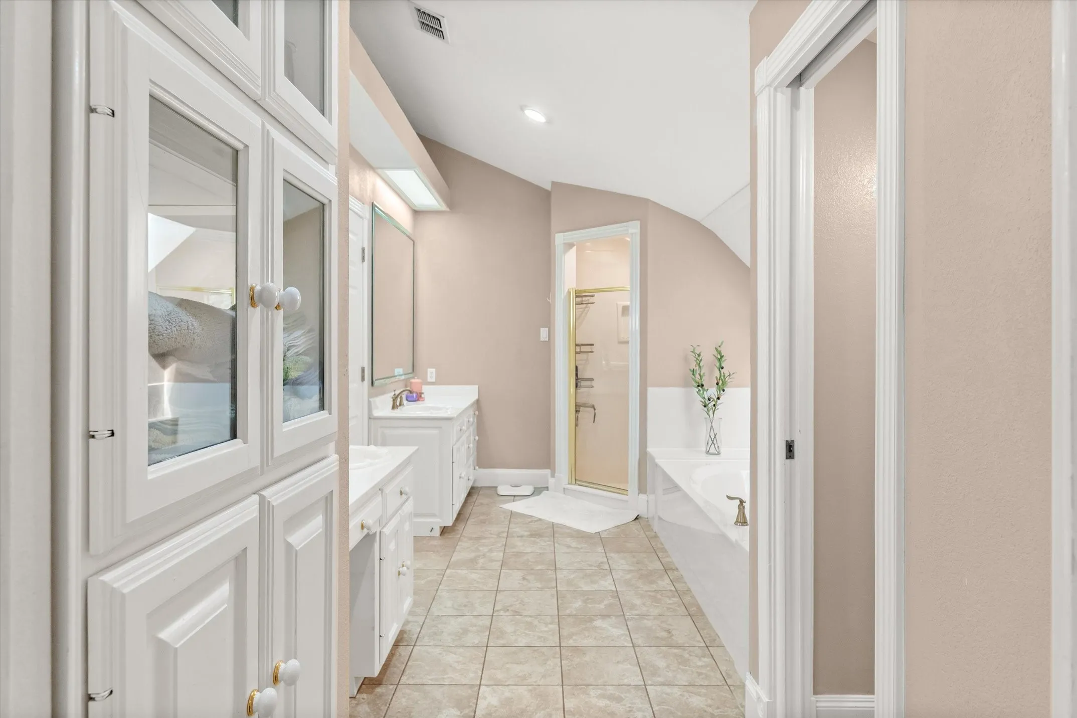 Single Family Residence For Sale in Van Zandt County , 1551 VZ County Road, Grand Saline, Texas 75140, 4 Bedroom, 3 Bathroom, 2 Garage spaces, 3,708 Sqft, built in 1996, mls#21388510, Real Estate Agent in Grand Saline, Homes For Sale in Van Zandt county, Homes For Sale in Grand Saline, Realtor in Grand Saline Texas, Real Estate Brokerage Independent Realty Texas, Luminita Cordes Realtor