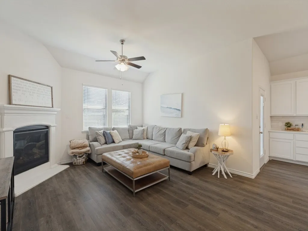 Single Family Residence For Sale in Collin County , 312 Penn Street, Anna, Texas 75409, 3 Bedroom, 2 Bathroom, 2 Garage spaces, 1,783 Sqft, built in 2022, mls#21388272, Real Estate Agent in Anna, Homes For Sale in Collin county, Homes For Sale in Anna, Realtor in Anna Texas, Real Estate Brokerage Independent Realty Texas, Luminita Cordes Realtor