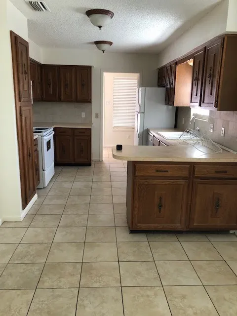 Duplex For Rent in Taylor County , 4917 S 6th Street 4919, Abilene, Texas 79605, 2 Bedroom, 2 Bathroom, Garage spaces, 1,167 Sqft, built in 1977, mls#21388515, Real Estate Agent in Abilene, Homes For Rent in Taylor county, Homes For Rent in Abilene, Realtor in Abilene Texas, Real Estate Brokerage Independent Realty Texas, Luminita Cordes Realtor