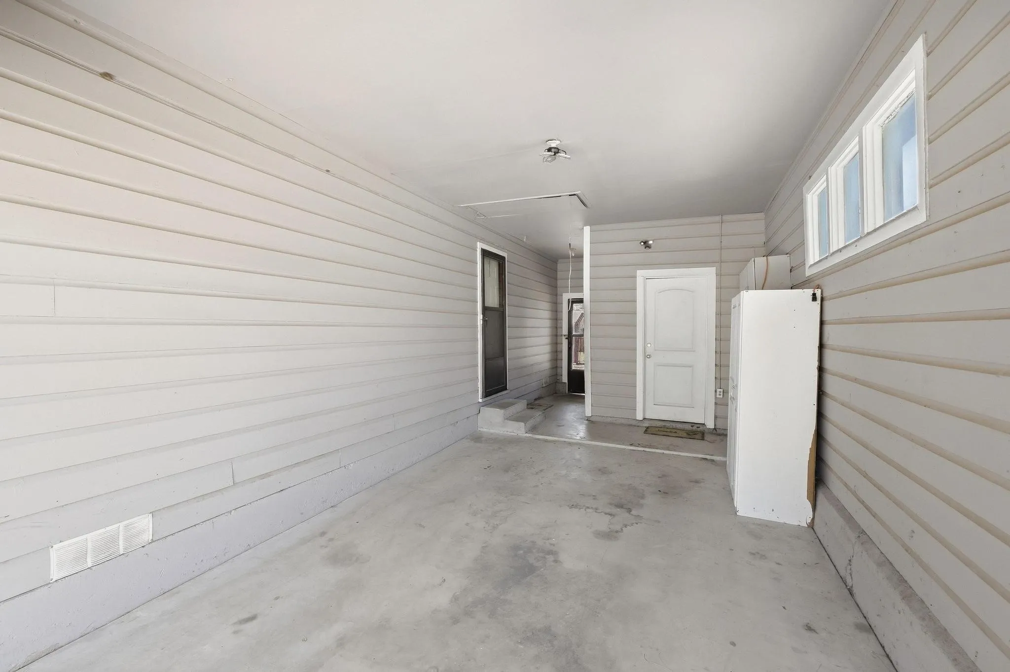 Single Family Residence For Sale in Grayson County , 309 Elm Street, Whitesboro, Texas 76273, 3 Bedroom, 1 Bathroom, Garage spaces, 1,032 Sqft, built in 1952, mls#21387951, Real Estate Agent in Whitesboro, Homes For Sale in Grayson county, Homes For Sale in Whitesboro, Realtor in Whitesboro Texas, Real Estate Brokerage Independent Realty Texas, Luminita Cordes Realtor