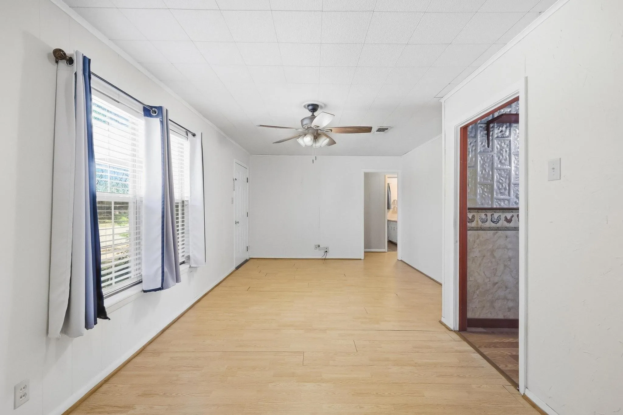 Single Family Residence For Sale in Grayson County , 309 Elm Street, Whitesboro, Texas 76273, 3 Bedroom, 1 Bathroom, Garage spaces, 1,032 Sqft, built in 1952, mls#21387951, Real Estate Agent in Whitesboro, Homes For Sale in Grayson county, Homes For Sale in Whitesboro, Realtor in Whitesboro Texas, Real Estate Brokerage Independent Realty Texas, Luminita Cordes Realtor