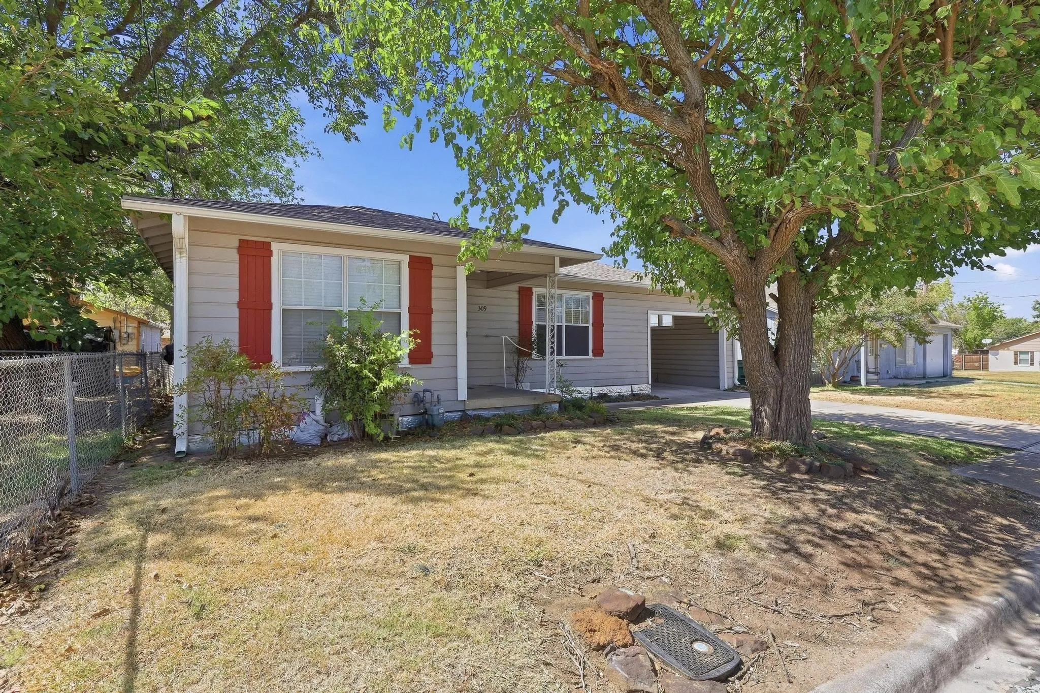 Single Family Residence For Sale in Grayson County , 309 Elm Street, Whitesboro, Texas 76273, 3 Bedroom, 1 Bathroom, Garage spaces, 1,032 Sqft, built in 1952, mls#21387951, Real Estate Agent in Whitesboro, Homes For Sale in Grayson county, Homes For Sale in Whitesboro, Realtor in Whitesboro Texas, Real Estate Brokerage Independent Realty Texas, Luminita Cordes Realtor