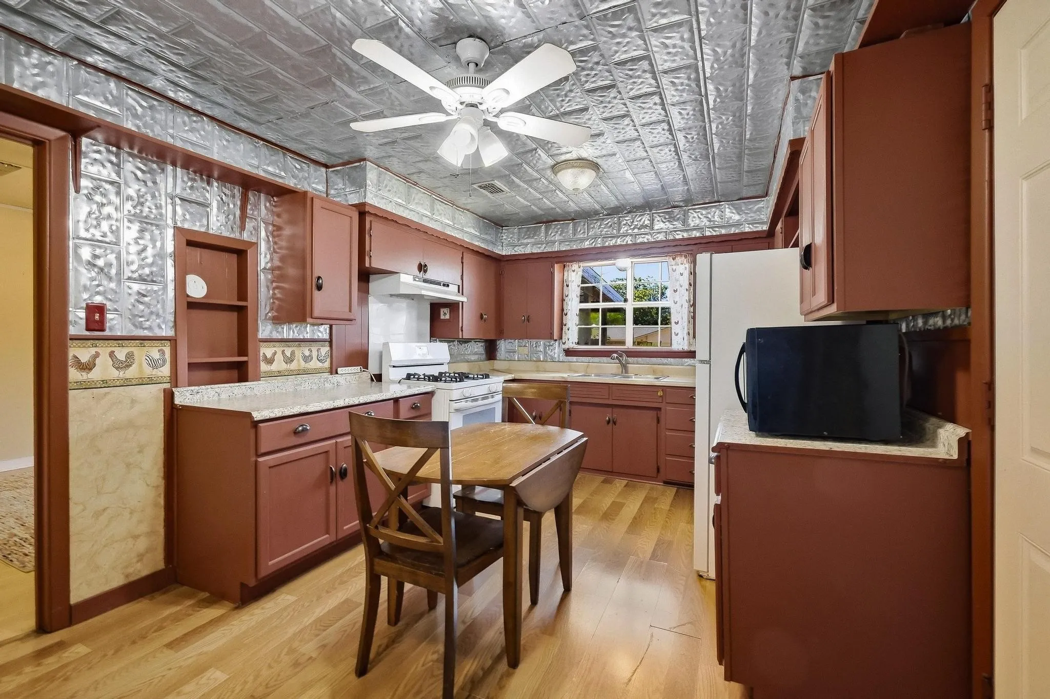Single Family Residence For Sale in Grayson County , 309 Elm Street, Whitesboro, Texas 76273, 3 Bedroom, 1 Bathroom, Garage spaces, 1,032 Sqft, built in 1952, mls#21387951, Real Estate Agent in Whitesboro, Homes For Sale in Grayson county, Homes For Sale in Whitesboro, Realtor in Whitesboro Texas, Real Estate Brokerage Independent Realty Texas, Luminita Cordes Realtor