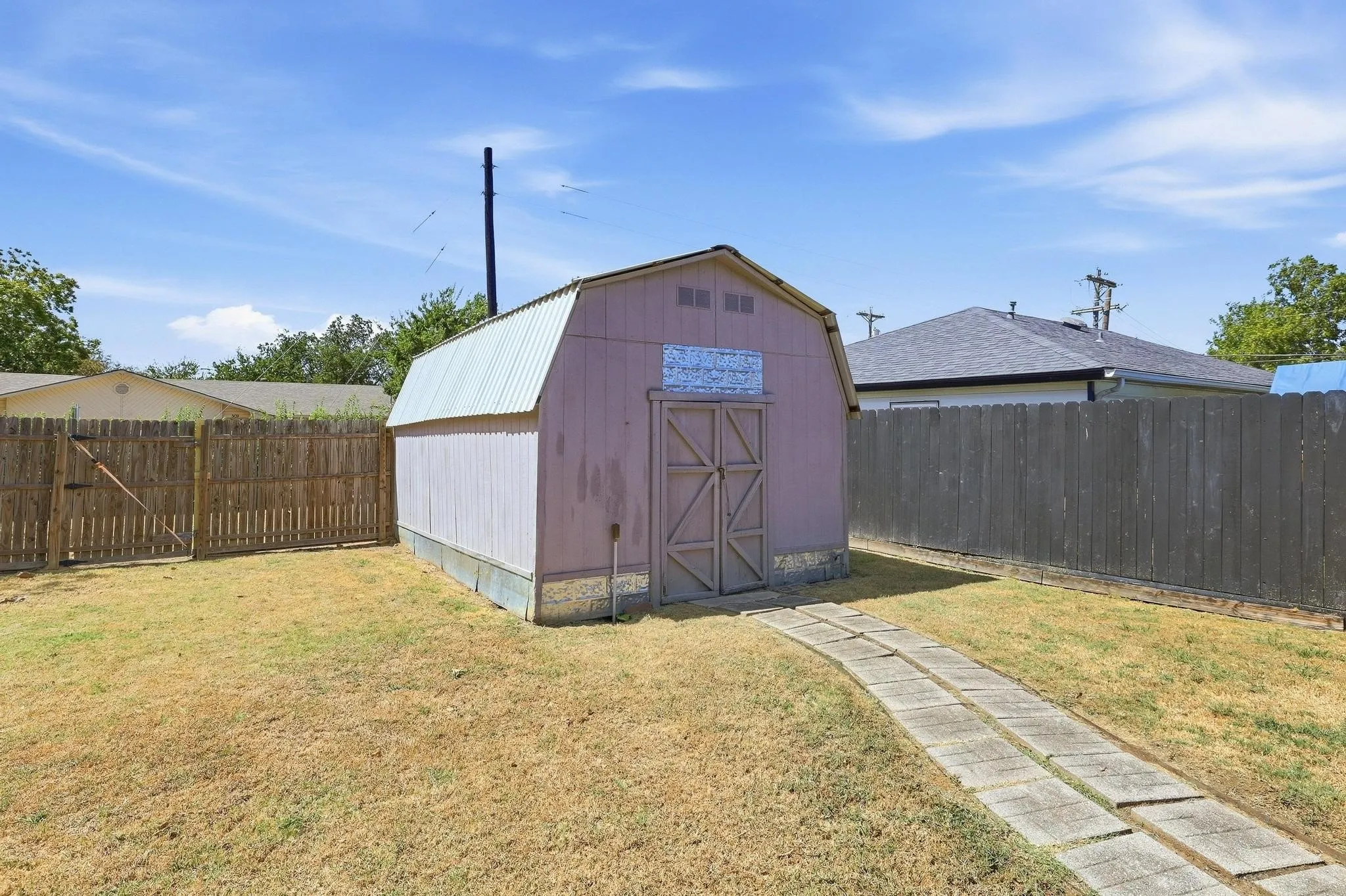 Single Family Residence For Sale in Grayson County , 309 Elm Street, Whitesboro, Texas 76273, 3 Bedroom, 1 Bathroom, Garage spaces, 1,032 Sqft, built in 1952, mls#21387951, Real Estate Agent in Whitesboro, Homes For Sale in Grayson county, Homes For Sale in Whitesboro, Realtor in Whitesboro Texas, Real Estate Brokerage Independent Realty Texas, Luminita Cordes Realtor