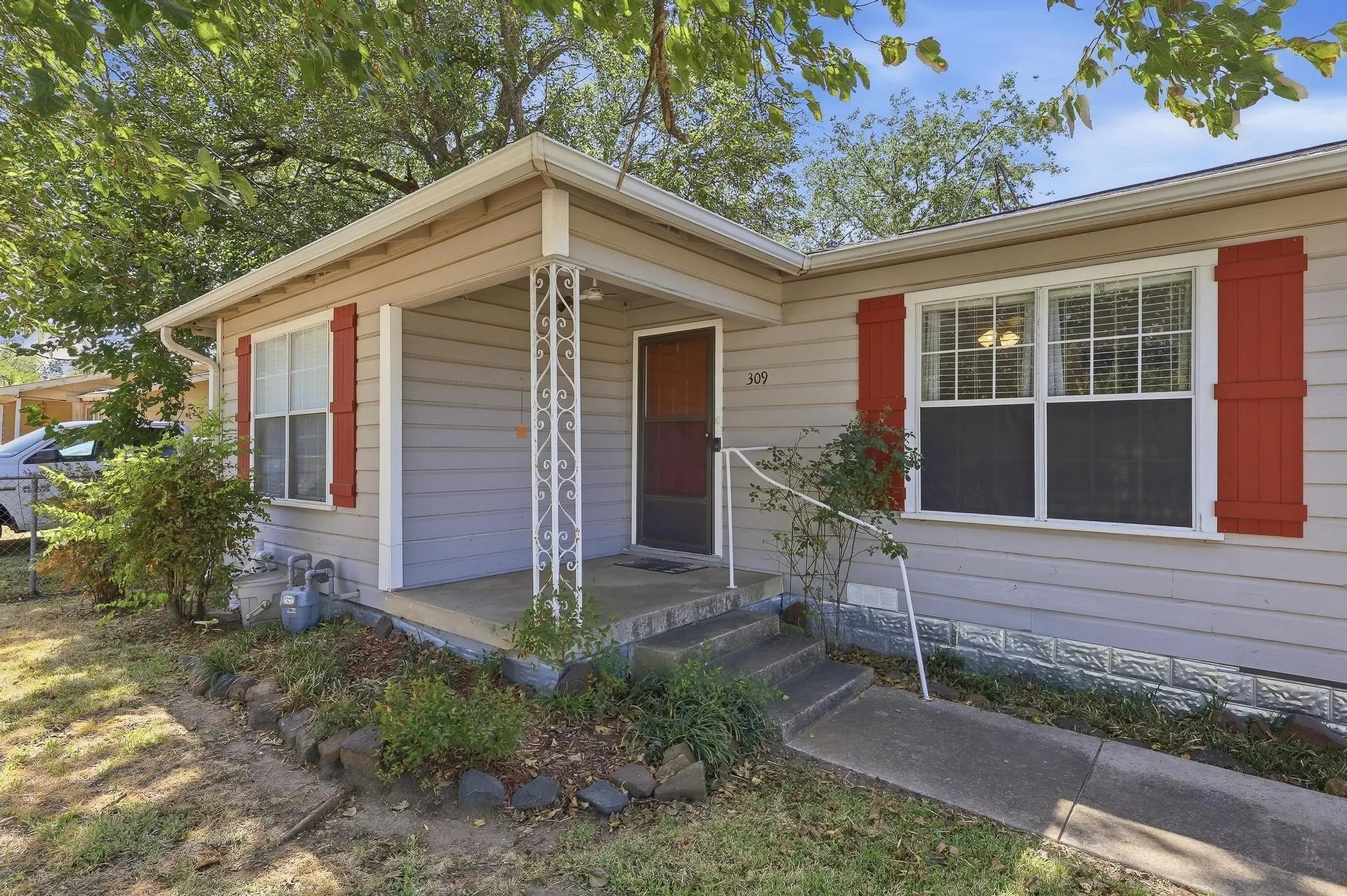 Single Family Residence For Sale in Grayson County , 309 Elm Street, Whitesboro, Texas 76273, 3 Bedroom, 1 Bathroom, Garage spaces, 1,032 Sqft, built in 1952, mls#21387951, Real Estate Agent in Whitesboro, Homes For Sale in Grayson county, Homes For Sale in Whitesboro, Realtor in Whitesboro Texas, Real Estate Brokerage Independent Realty Texas, Luminita Cordes Realtor