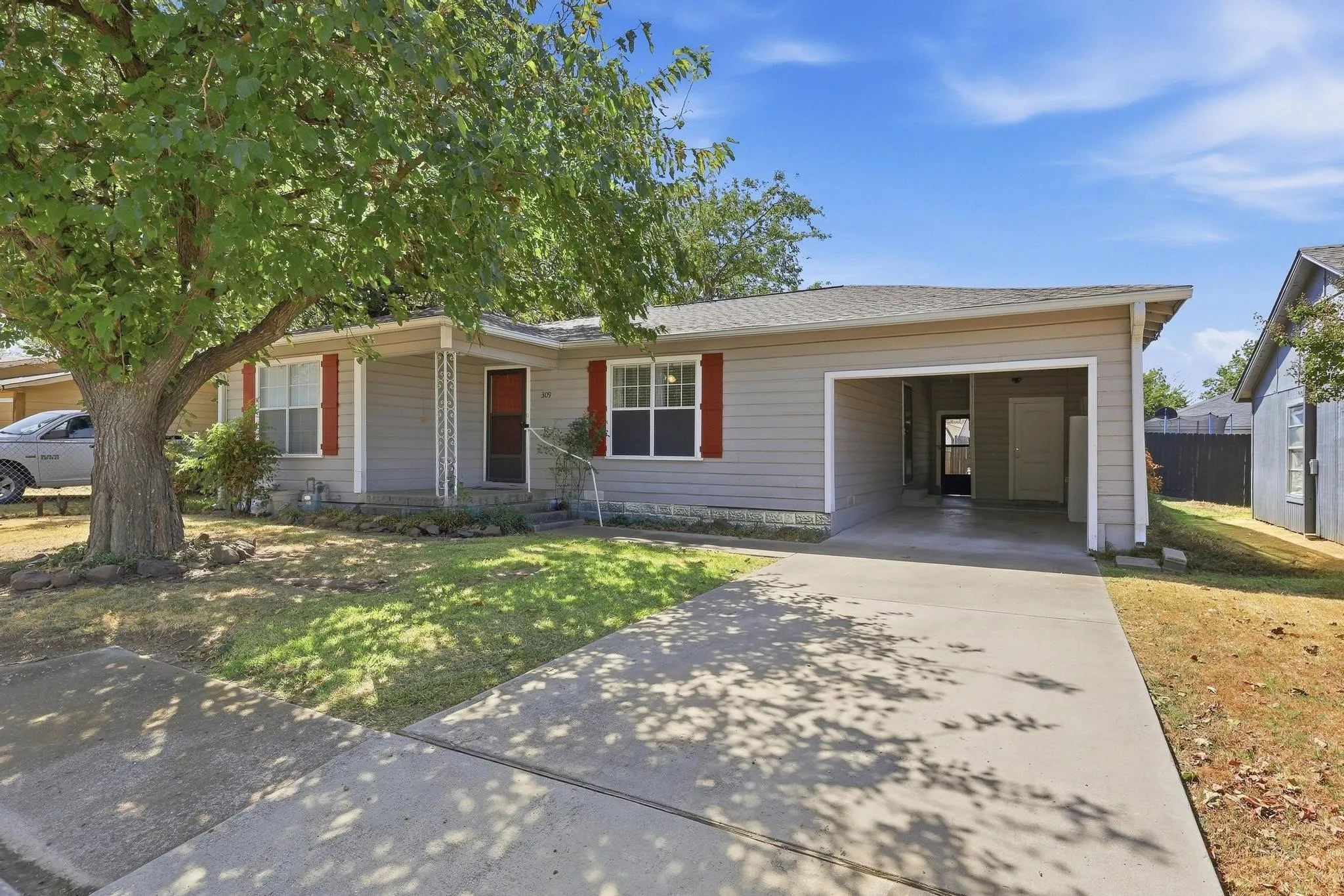 Single Family Residence For Sale in Grayson County , 309 Elm Street, Whitesboro, Texas 76273, 3 Bedroom, 1 Bathroom, Garage spaces, 1,032 Sqft, built in 1952, mls#21387951, Real Estate Agent in Whitesboro, Homes For Sale in Grayson county, Homes For Sale in Whitesboro, Realtor in Whitesboro Texas, Real Estate Brokerage Independent Realty Texas, Luminita Cordes Realtor