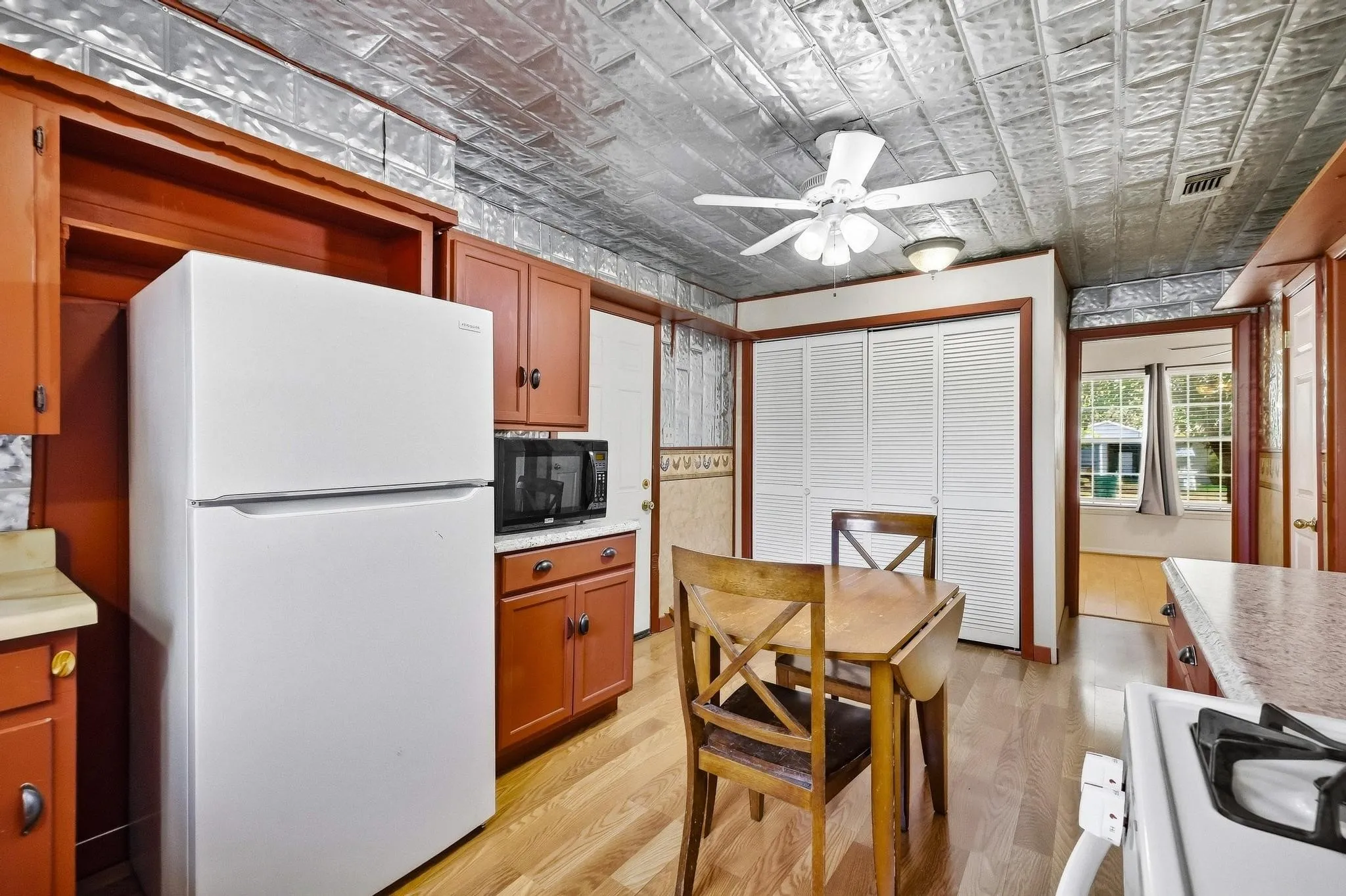 Single Family Residence For Sale in Grayson County , 309 Elm Street, Whitesboro, Texas 76273, 3 Bedroom, 1 Bathroom, Garage spaces, 1,032 Sqft, built in 1952, mls#21387951, Real Estate Agent in Whitesboro, Homes For Sale in Grayson county, Homes For Sale in Whitesboro, Realtor in Whitesboro Texas, Real Estate Brokerage Independent Realty Texas, Luminita Cordes Realtor