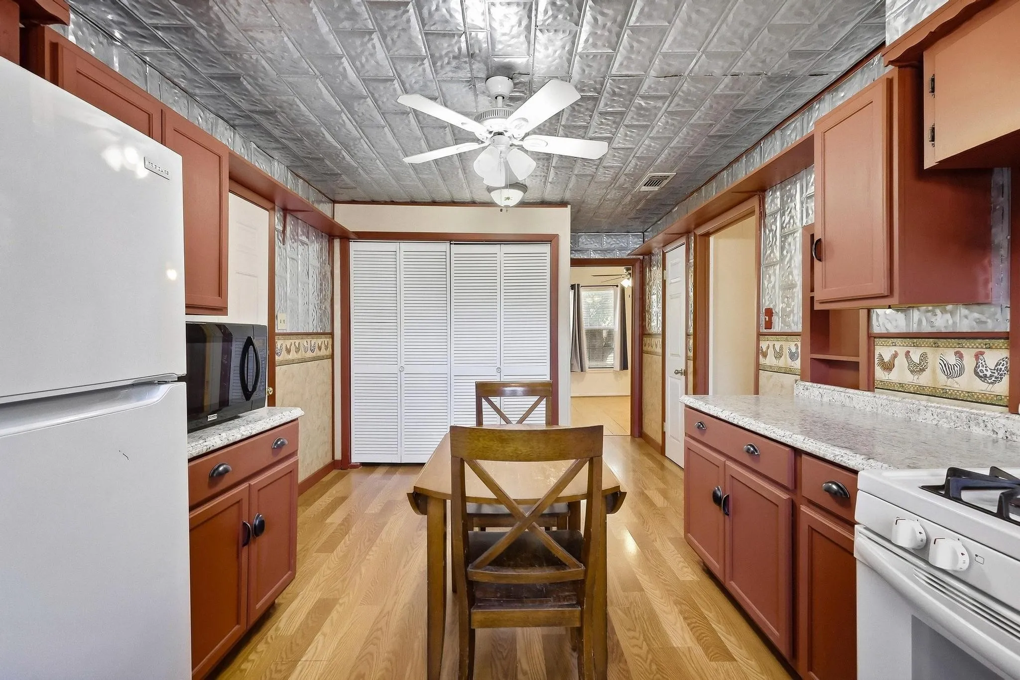 Single Family Residence For Sale in Grayson County , 309 Elm Street, Whitesboro, Texas 76273, 3 Bedroom, 1 Bathroom, Garage spaces, 1,032 Sqft, built in 1952, mls#21387951, Real Estate Agent in Whitesboro, Homes For Sale in Grayson county, Homes For Sale in Whitesboro, Realtor in Whitesboro Texas, Real Estate Brokerage Independent Realty Texas, Luminita Cordes Realtor