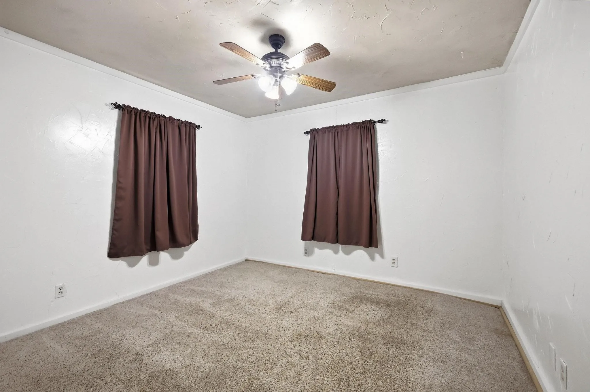 Single Family Residence For Sale in Grayson County , 309 Elm Street, Whitesboro, Texas 76273, 3 Bedroom, 1 Bathroom, Garage spaces, 1,032 Sqft, built in 1952, mls#21387951, Real Estate Agent in Whitesboro, Homes For Sale in Grayson county, Homes For Sale in Whitesboro, Realtor in Whitesboro Texas, Real Estate Brokerage Independent Realty Texas, Luminita Cordes Realtor