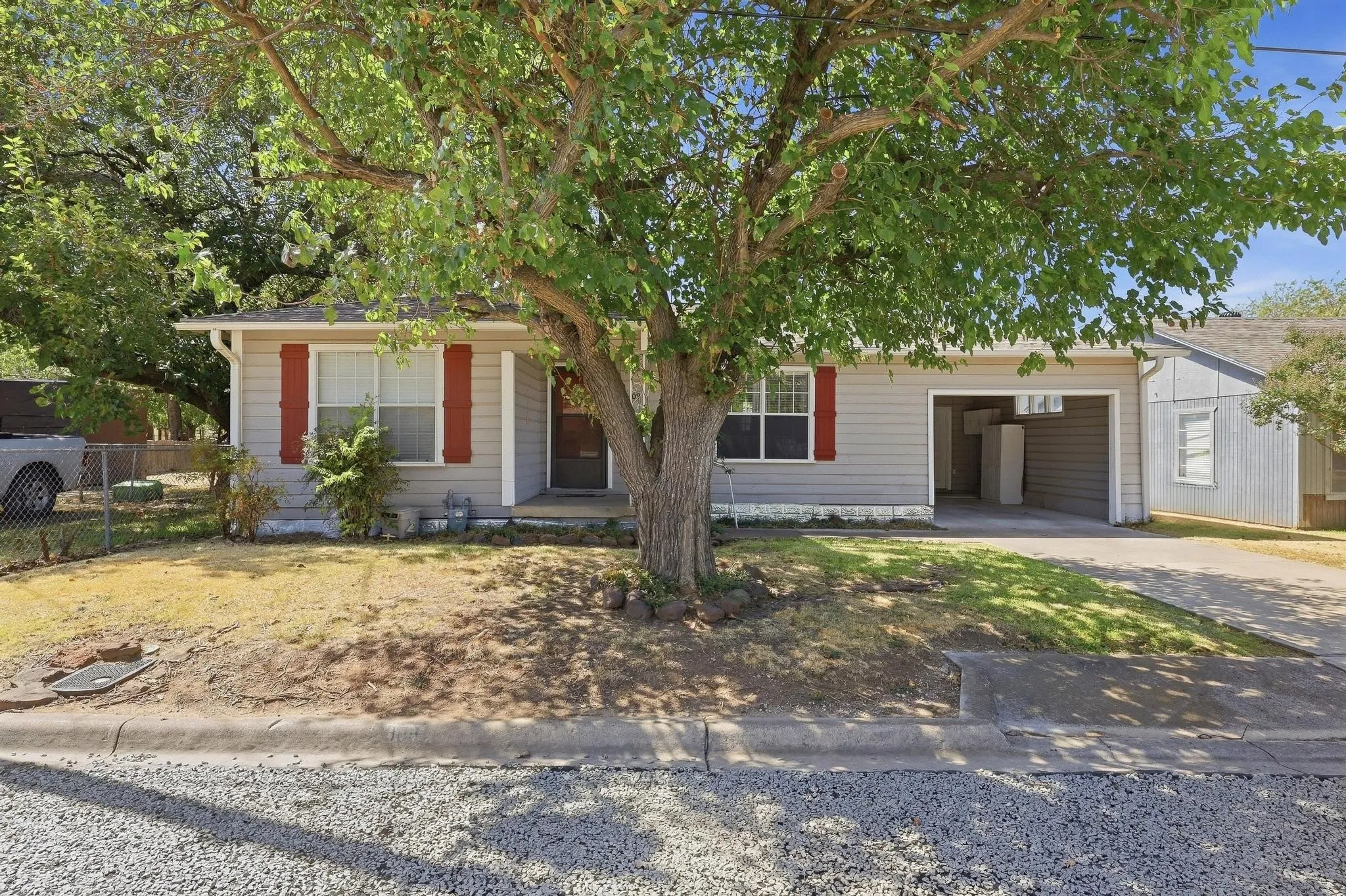 Single Family Residence For Sale in Grayson County , 309 Elm Street, Whitesboro, Texas 76273, 3 Bedroom, 1 Bathroom, Garage spaces, 1,032 Sqft, built in 1952, mls#21387951, Real Estate Agent in Whitesboro, Homes For Sale in Grayson county, Homes For Sale in Whitesboro, Realtor in Whitesboro Texas, Real Estate Brokerage Independent Realty Texas, Luminita Cordes Realtor