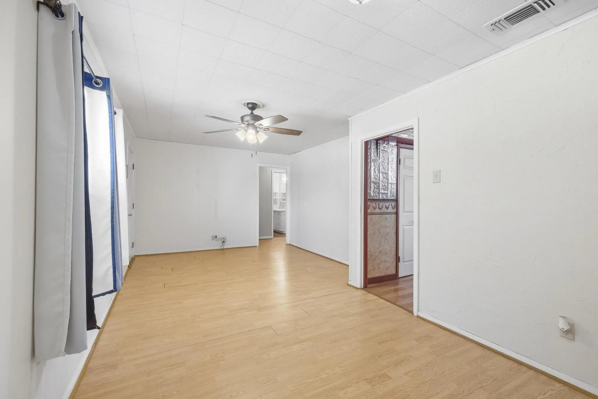 Single Family Residence For Sale in Grayson County , 309 Elm Street, Whitesboro, Texas 76273, 3 Bedroom, 1 Bathroom, Garage spaces, 1,032 Sqft, built in 1952, mls#21387951, Real Estate Agent in Whitesboro, Homes For Sale in Grayson county, Homes For Sale in Whitesboro, Realtor in Whitesboro Texas, Real Estate Brokerage Independent Realty Texas, Luminita Cordes Realtor