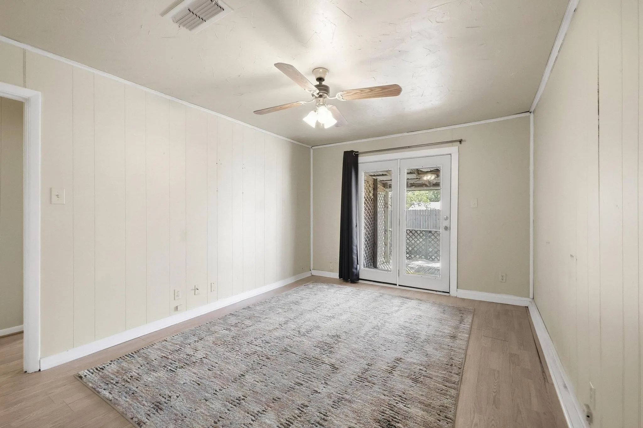 Single Family Residence For Sale in Grayson County , 309 Elm Street, Whitesboro, Texas 76273, 3 Bedroom, 1 Bathroom, Garage spaces, 1,032 Sqft, built in 1952, mls#21387951, Real Estate Agent in Whitesboro, Homes For Sale in Grayson county, Homes For Sale in Whitesboro, Realtor in Whitesboro Texas, Real Estate Brokerage Independent Realty Texas, Luminita Cordes Realtor