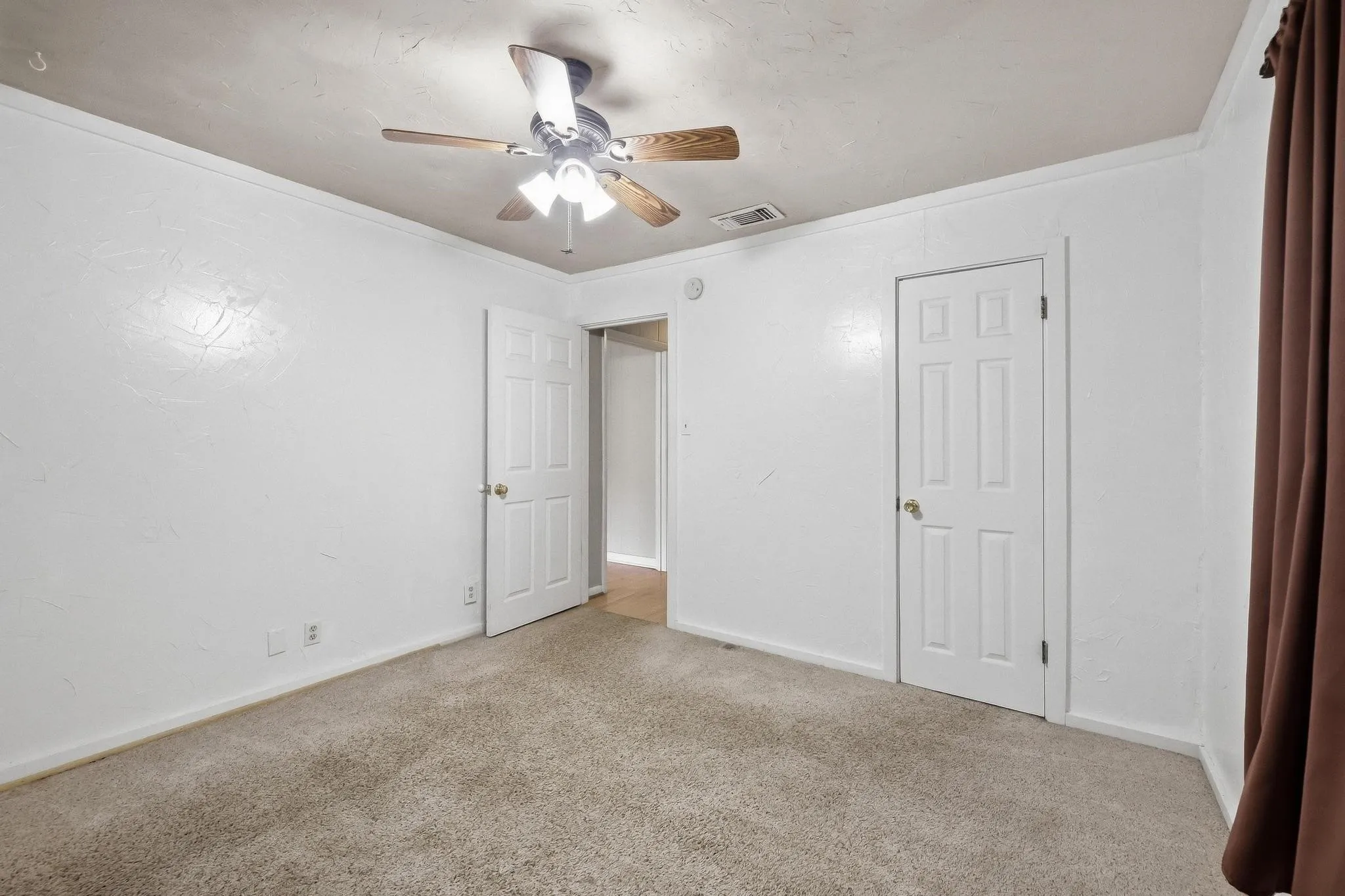 Single Family Residence For Sale in Grayson County , 309 Elm Street, Whitesboro, Texas 76273, 3 Bedroom, 1 Bathroom, Garage spaces, 1,032 Sqft, built in 1952, mls#21387951, Real Estate Agent in Whitesboro, Homes For Sale in Grayson county, Homes For Sale in Whitesboro, Realtor in Whitesboro Texas, Real Estate Brokerage Independent Realty Texas, Luminita Cordes Realtor