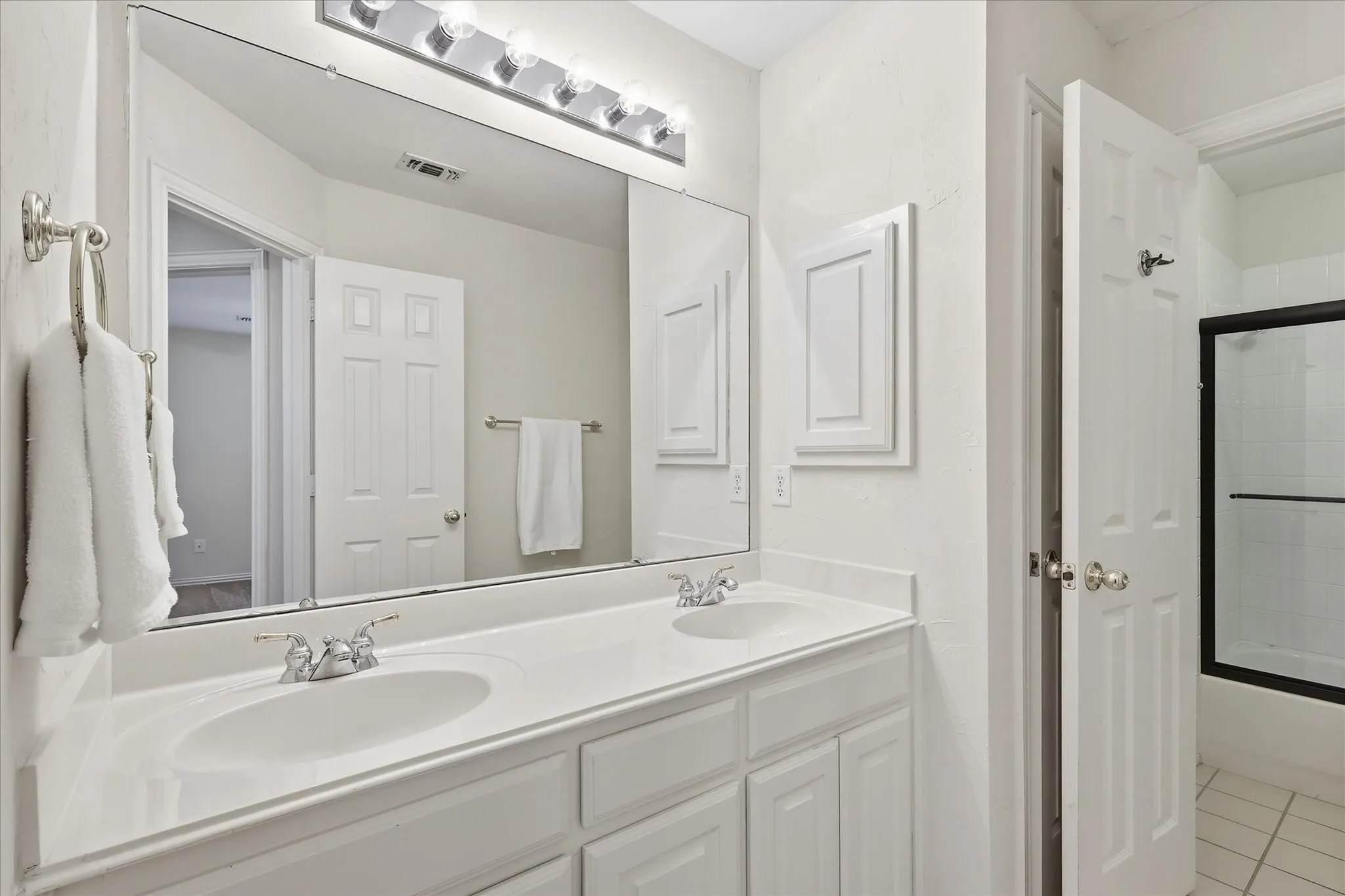 Single Family Residence For Sale in Denton County , 1109 Oakhollow Drive, Corinth, Texas 76210, 4 Bedroom, 3 Bathroom, 2 Garage spaces, 2,974 Sqft, built in 1997, mls#21377781, Real Estate Agent in Corinth, Homes For Sale in Denton county, Homes For Sale in Corinth, Realtor in Corinth Texas, Real Estate Brokerage Independent Realty Texas, Luminita Cordes Realtor