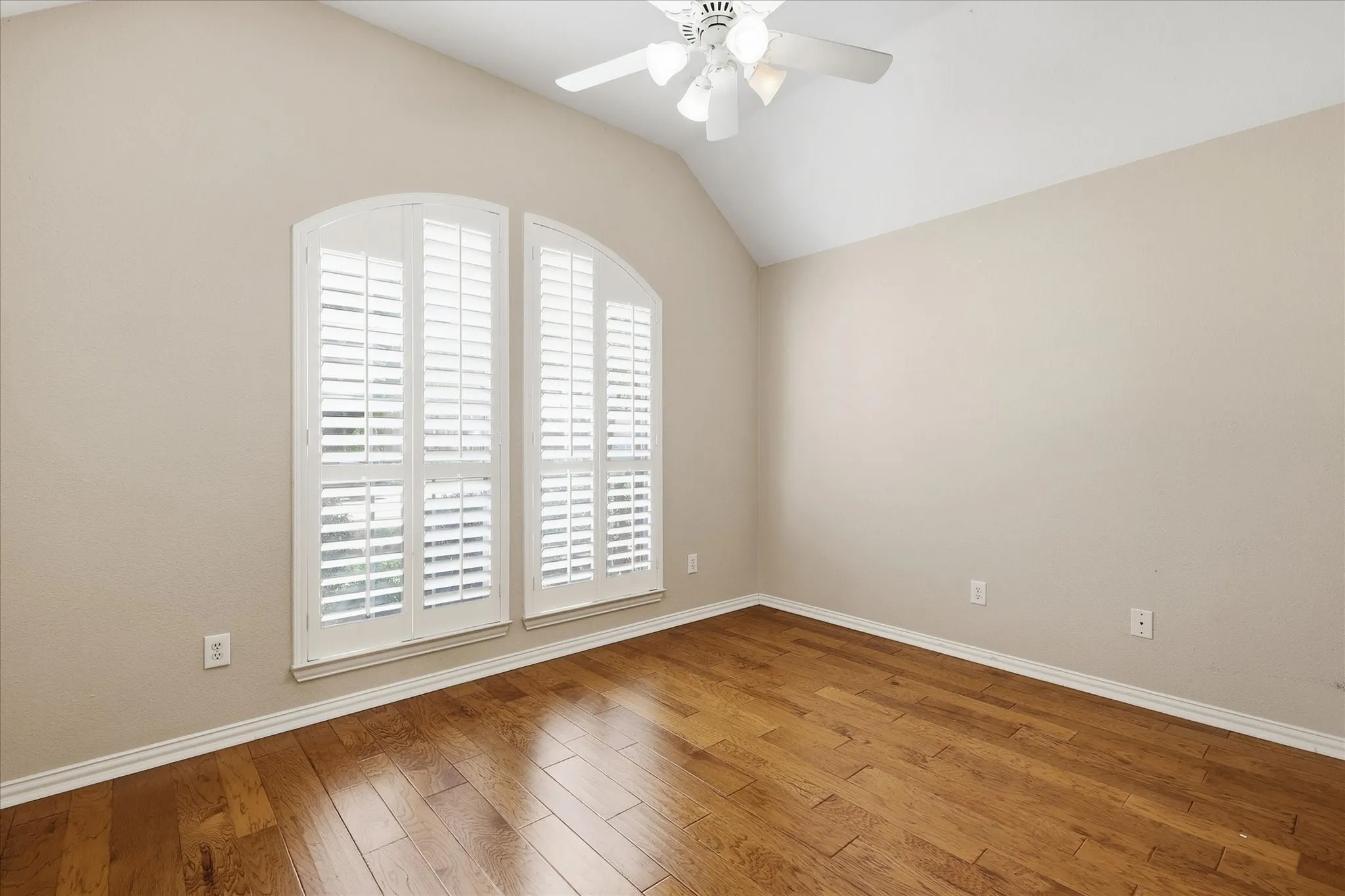 Single Family Residence For Sale in Denton County , 1109 Oakhollow Drive, Corinth, Texas 76210, 4 Bedroom, 3 Bathroom, 2 Garage spaces, 2,974 Sqft, built in 1997, mls#21377781, Real Estate Agent in Corinth, Homes For Sale in Denton county, Homes For Sale in Corinth, Realtor in Corinth Texas, Real Estate Brokerage Independent Realty Texas, Luminita Cordes Realtor