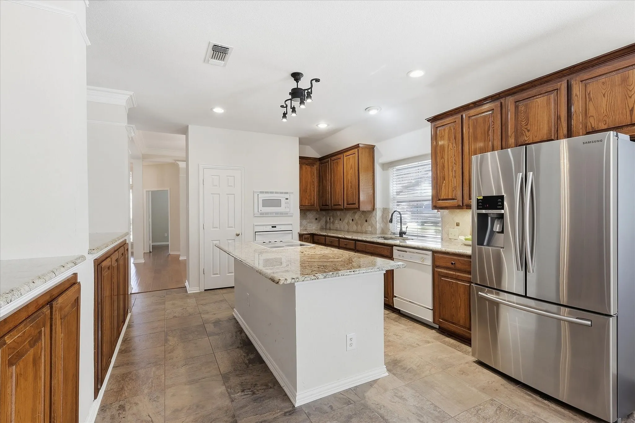 Single Family Residence For Sale in Denton County , 1109 Oakhollow Drive, Corinth, Texas 76210, 4 Bedroom, 3 Bathroom, 2 Garage spaces, 2,974 Sqft, built in 1997, mls#21377781, Real Estate Agent in Corinth, Homes For Sale in Denton county, Homes For Sale in Corinth, Realtor in Corinth Texas, Real Estate Brokerage Independent Realty Texas, Luminita Cordes Realtor