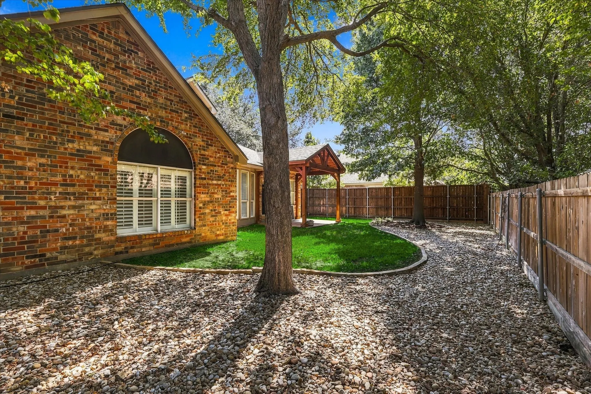 Single Family Residence For Sale in Denton County , 1109 Oakhollow Drive, Corinth, Texas 76210, 4 Bedroom, 3 Bathroom, 2 Garage spaces, 2,974 Sqft, built in 1997, mls#21377781, Real Estate Agent in Corinth, Homes For Sale in Denton county, Homes For Sale in Corinth, Realtor in Corinth Texas, Real Estate Brokerage Independent Realty Texas, Luminita Cordes Realtor