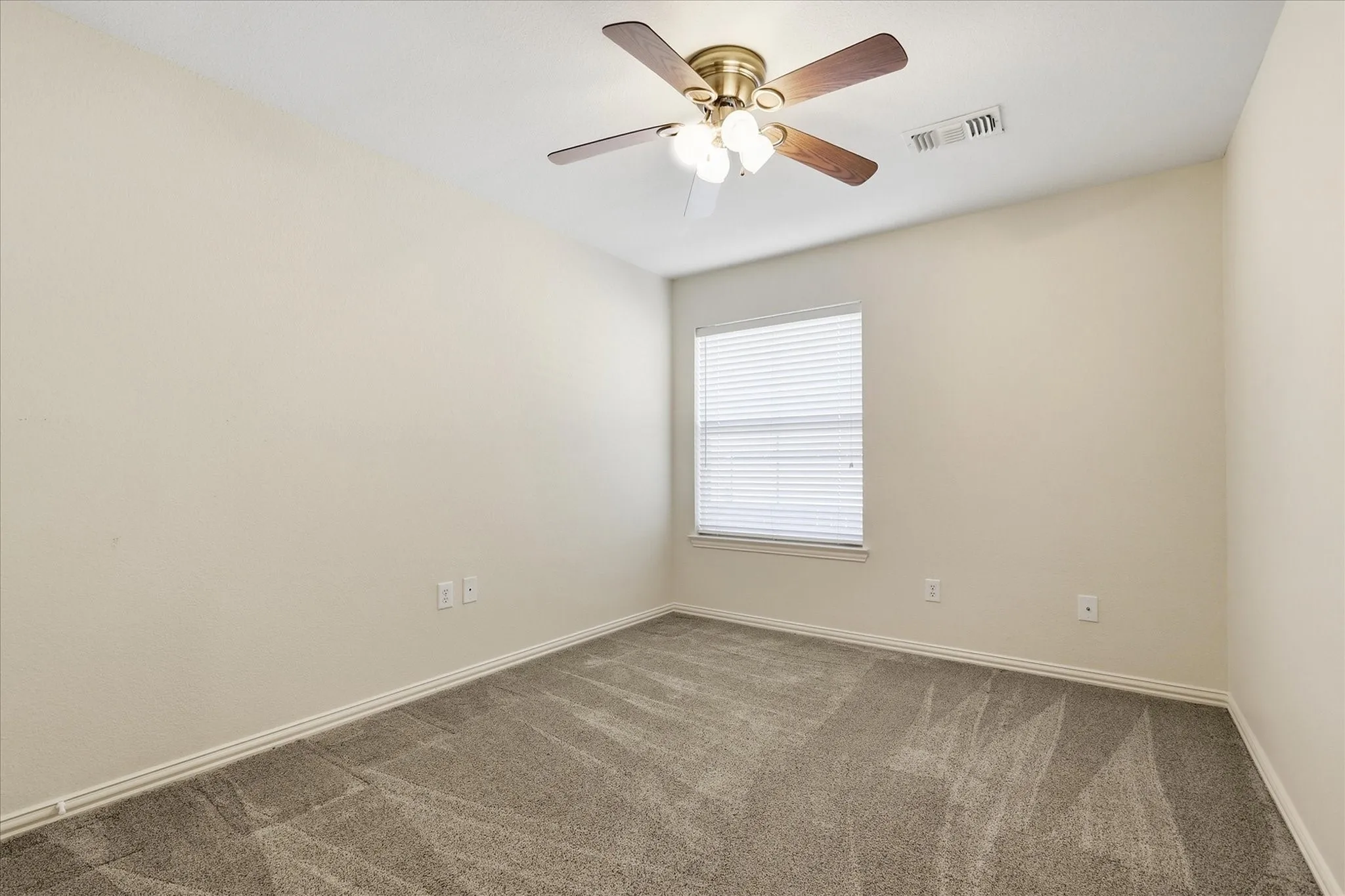 Single Family Residence For Sale in Denton County , 1109 Oakhollow Drive, Corinth, Texas 76210, 4 Bedroom, 3 Bathroom, 2 Garage spaces, 2,974 Sqft, built in 1997, mls#21377781, Real Estate Agent in Corinth, Homes For Sale in Denton county, Homes For Sale in Corinth, Realtor in Corinth Texas, Real Estate Brokerage Independent Realty Texas, Luminita Cordes Realtor