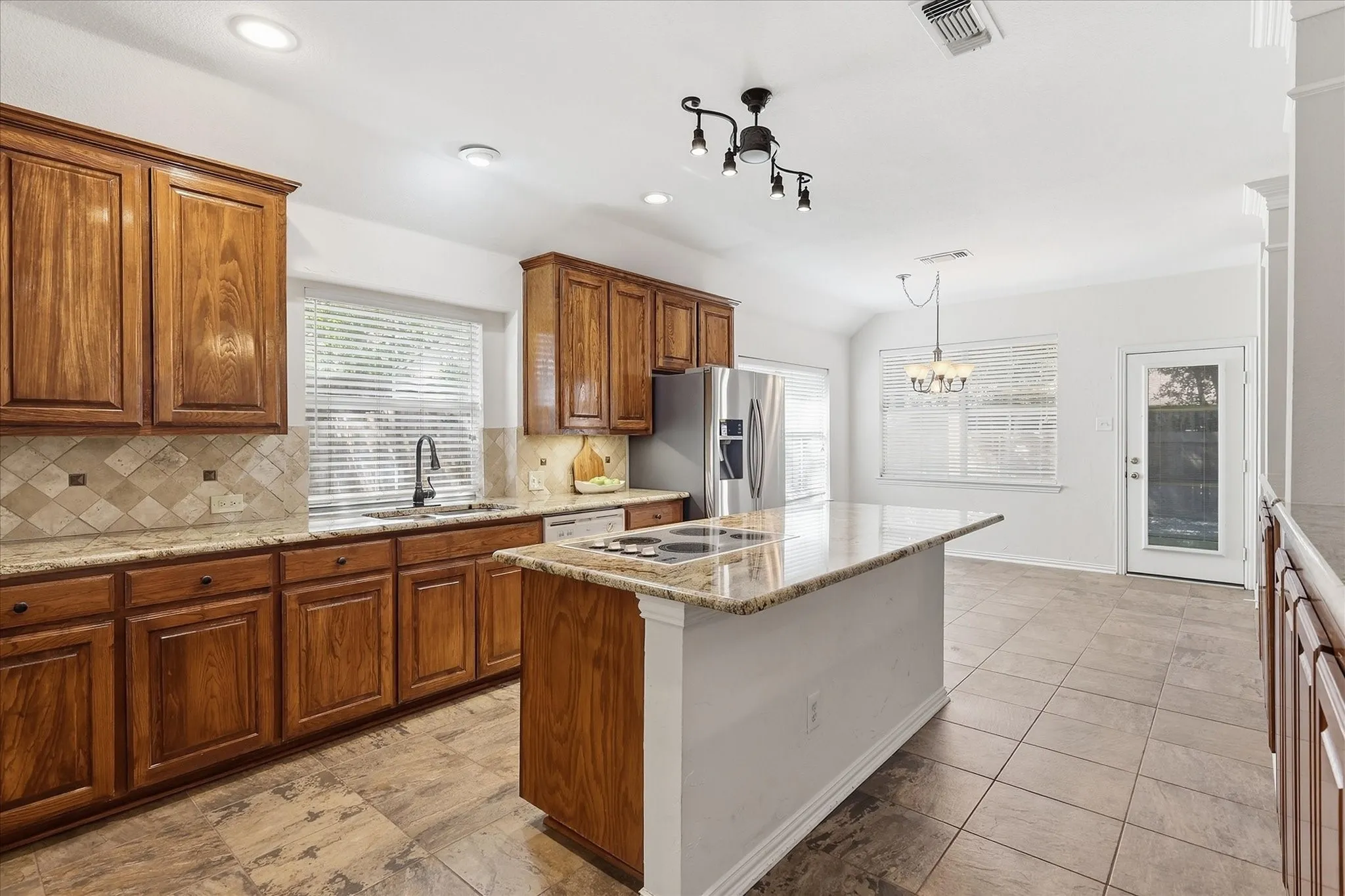 Single Family Residence For Sale in Denton County , 1109 Oakhollow Drive, Corinth, Texas 76210, 4 Bedroom, 3 Bathroom, 2 Garage spaces, 2,974 Sqft, built in 1997, mls#21377781, Real Estate Agent in Corinth, Homes For Sale in Denton county, Homes For Sale in Corinth, Realtor in Corinth Texas, Real Estate Brokerage Independent Realty Texas, Luminita Cordes Realtor