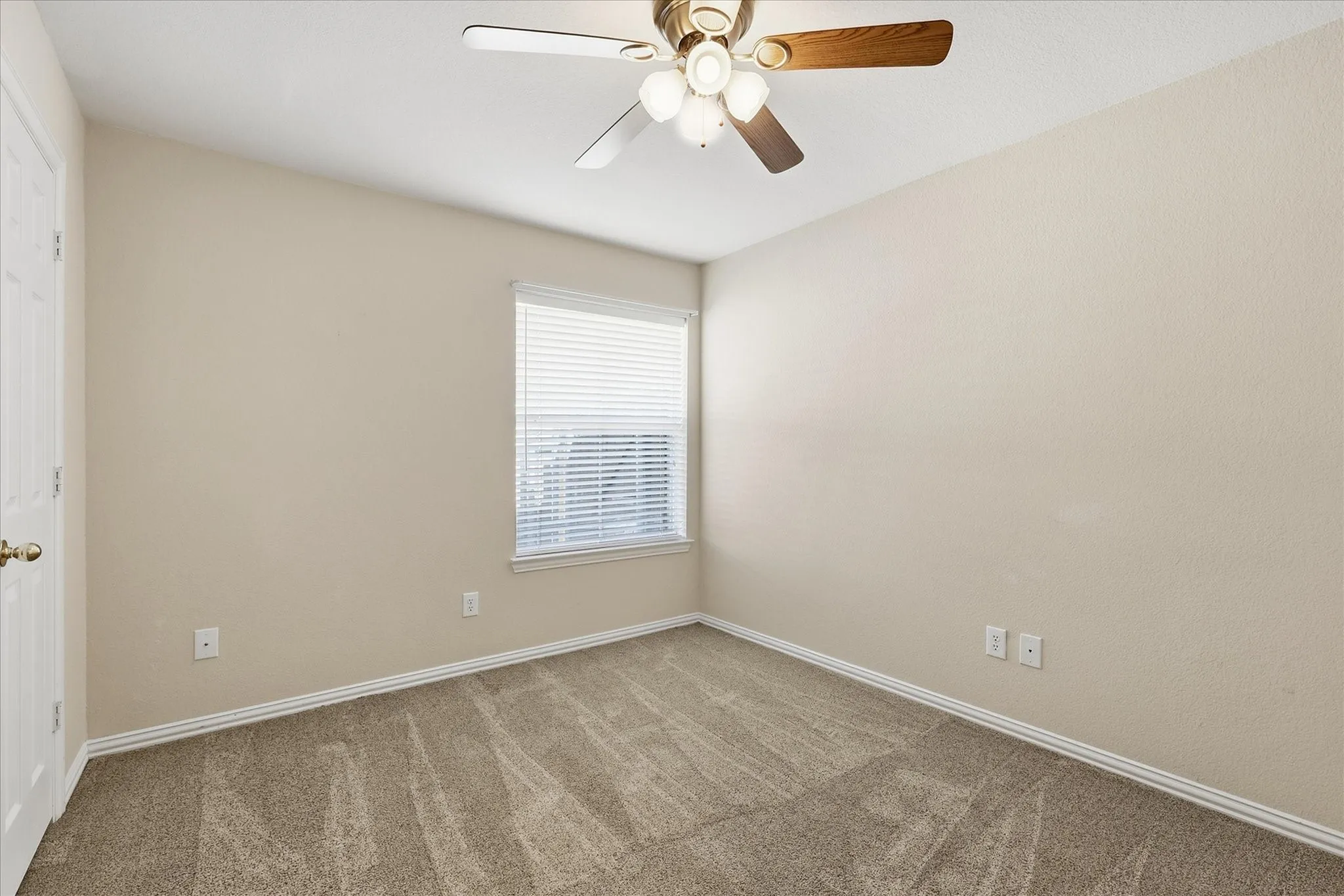 Single Family Residence For Sale in Denton County , 1109 Oakhollow Drive, Corinth, Texas 76210, 4 Bedroom, 3 Bathroom, 2 Garage spaces, 2,974 Sqft, built in 1997, mls#21377781, Real Estate Agent in Corinth, Homes For Sale in Denton county, Homes For Sale in Corinth, Realtor in Corinth Texas, Real Estate Brokerage Independent Realty Texas, Luminita Cordes Realtor