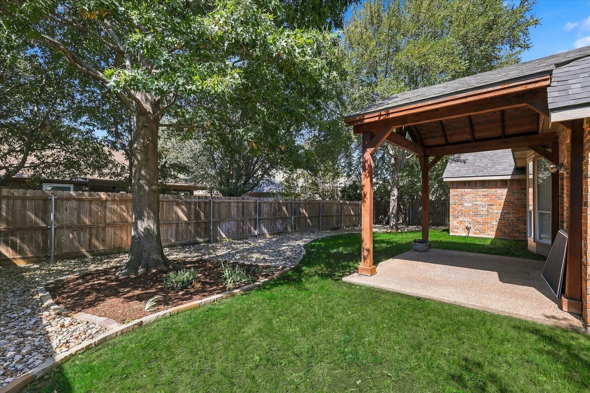 Single Family Residence For Sale in Denton County , 1109 Oakhollow Drive, Corinth, Texas 76210, 4 Bedroom, 3 Bathroom, 2 Garage spaces, 2,974 Sqft, built in 1997, mls#21377781, Real Estate Agent in Corinth, Homes For Sale in Denton county, Homes For Sale in Corinth, Realtor in Corinth Texas, Real Estate Brokerage Independent Realty Texas, Luminita Cordes Realtor