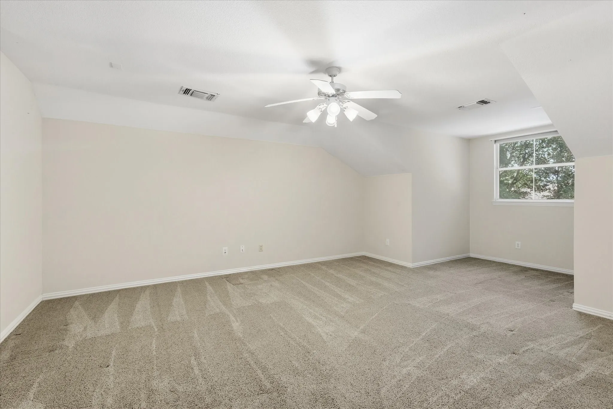 Single Family Residence For Sale in Denton County , 1109 Oakhollow Drive, Corinth, Texas 76210, 4 Bedroom, 3 Bathroom, 2 Garage spaces, 2,974 Sqft, built in 1997, mls#21377781, Real Estate Agent in Corinth, Homes For Sale in Denton county, Homes For Sale in Corinth, Realtor in Corinth Texas, Real Estate Brokerage Independent Realty Texas, Luminita Cordes Realtor