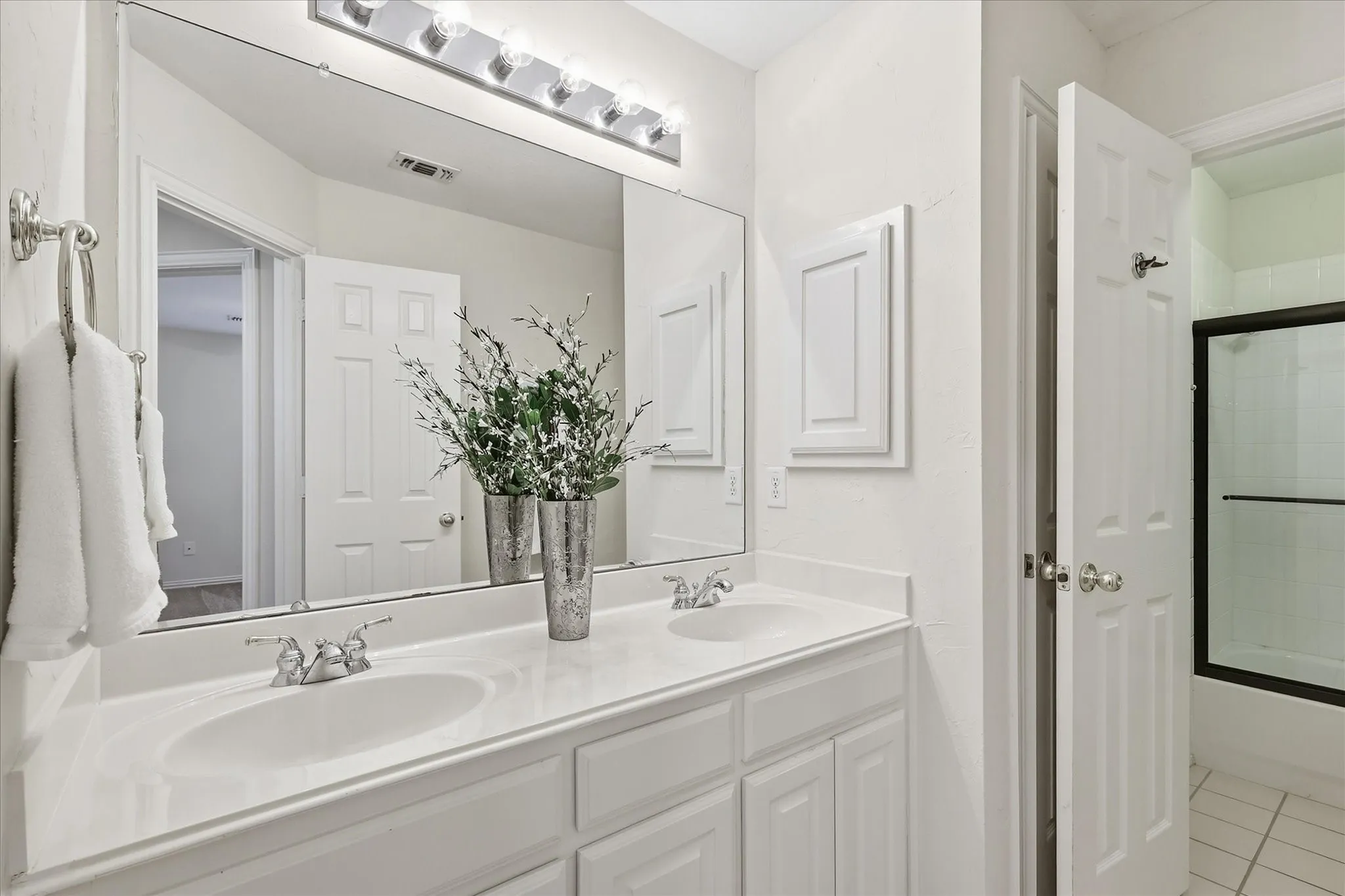 Single Family Residence For Sale in Denton County , 1109 Oakhollow Drive, Corinth, Texas 76210, 4 Bedroom, 3 Bathroom, 2 Garage spaces, 2,974 Sqft, built in 1997, mls#21377781, Real Estate Agent in Corinth, Homes For Sale in Denton county, Homes For Sale in Corinth, Realtor in Corinth Texas, Real Estate Brokerage Independent Realty Texas, Luminita Cordes Realtor