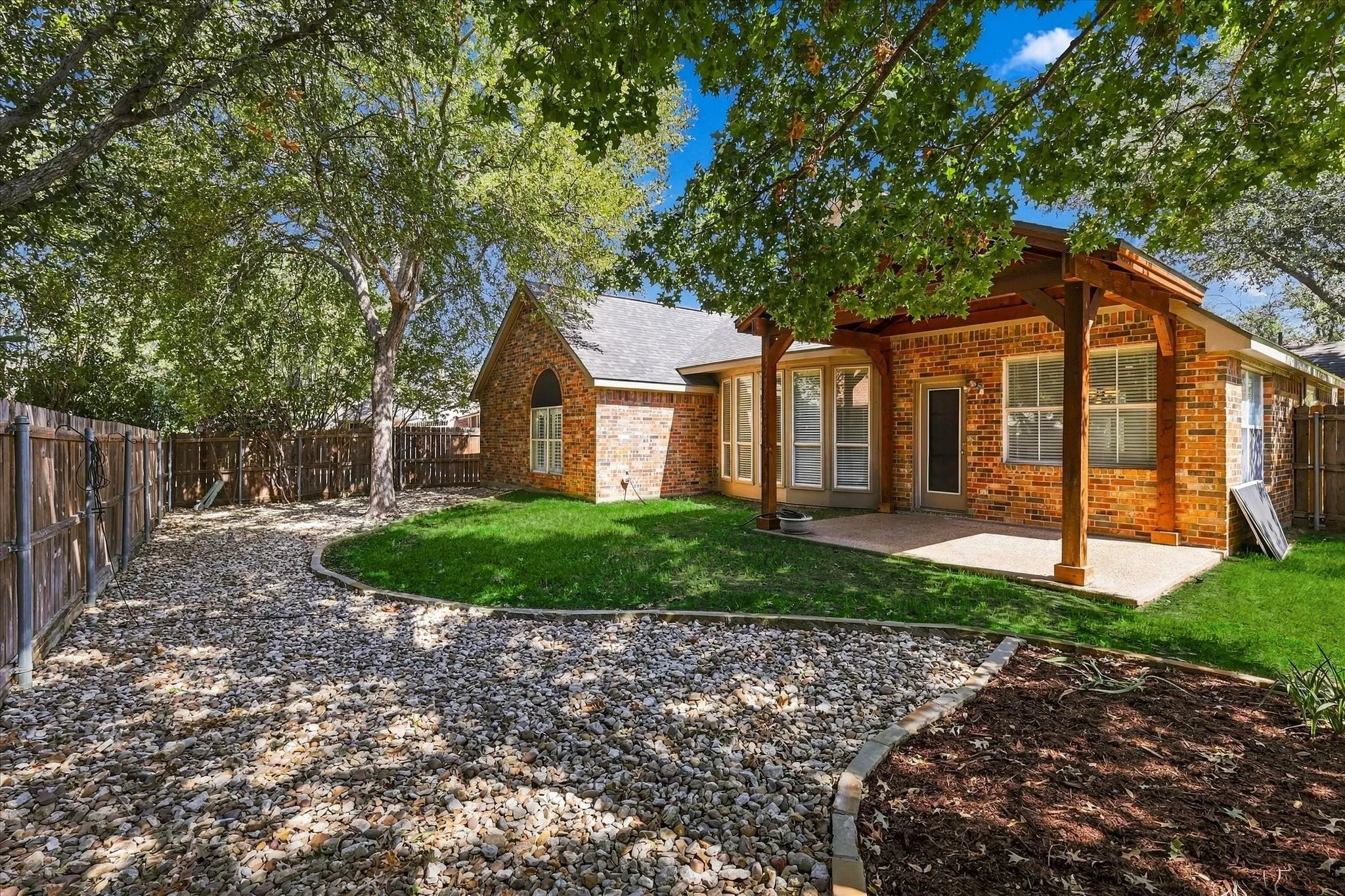 Single Family Residence For Sale in Denton County , 1109 Oakhollow Drive, Corinth, Texas 76210, 4 Bedroom, 3 Bathroom, 2 Garage spaces, 2,974 Sqft, built in 1997, mls#21377781, Real Estate Agent in Corinth, Homes For Sale in Denton county, Homes For Sale in Corinth, Realtor in Corinth Texas, Real Estate Brokerage Independent Realty Texas, Luminita Cordes Realtor