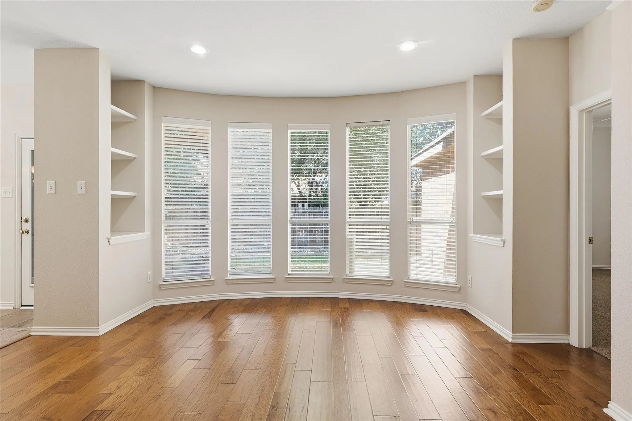 Single Family Residence For Sale in Denton County , 1109 Oakhollow Drive, Corinth, Texas 76210, 4 Bedroom, 3 Bathroom, 2 Garage spaces, 2,974 Sqft, built in 1997, mls#21377781, Real Estate Agent in Corinth, Homes For Sale in Denton county, Homes For Sale in Corinth, Realtor in Corinth Texas, Real Estate Brokerage Independent Realty Texas, Luminita Cordes Realtor