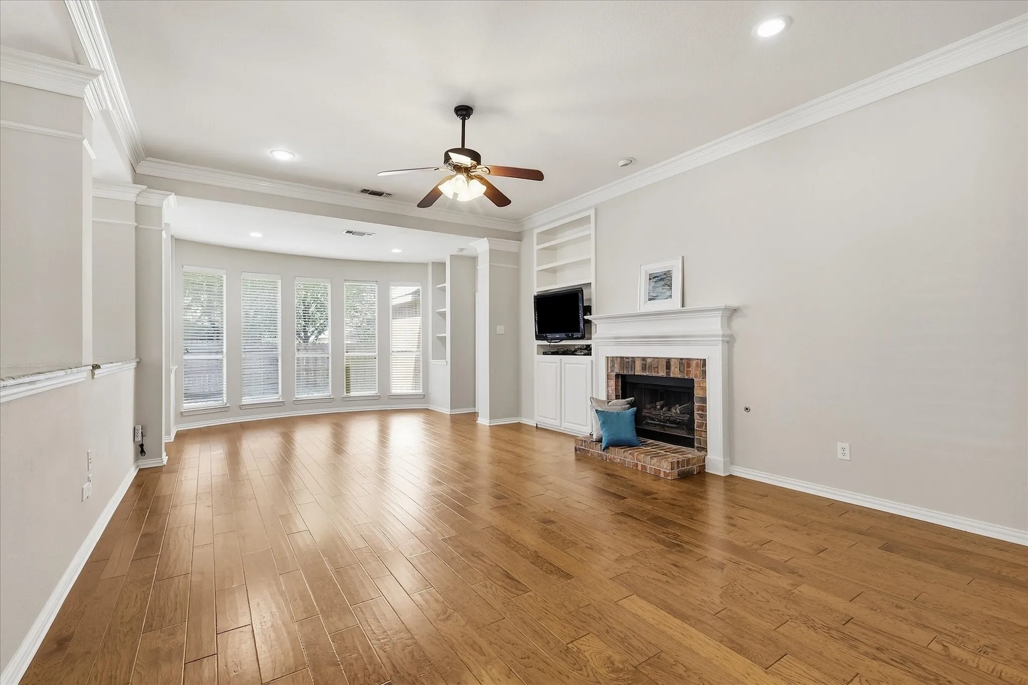 Single Family Residence For Sale in Denton County , 1109 Oakhollow Drive, Corinth, Texas 76210, 4 Bedroom, 3 Bathroom, 2 Garage spaces, 2,974 Sqft, built in 1997, mls#21377781, Real Estate Agent in Corinth, Homes For Sale in Denton county, Homes For Sale in Corinth, Realtor in Corinth Texas, Real Estate Brokerage Independent Realty Texas, Luminita Cordes Realtor