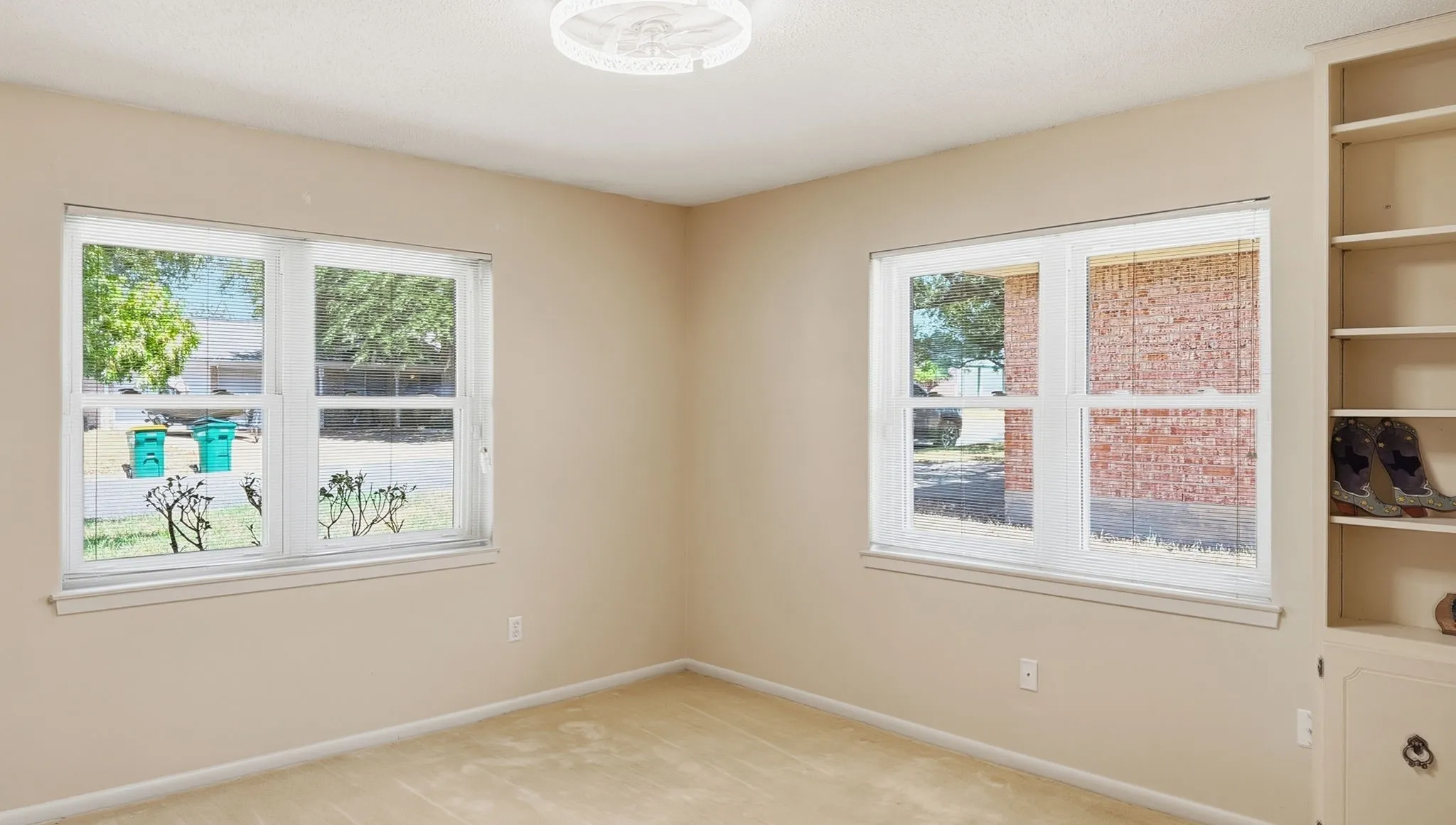 Single Family Residence For Sale in Coryell County , 2512 Lowrey Drive, Gatesville, Texas 76528, 3 Bedroom, 3 Bathroom, 1 Garage spaces, 1,674 Sqft, built in 1981, mls#21388511, Real Estate Agent in Gatesville, Homes For Sale in Coryell county, Homes For Sale in Gatesville, Realtor in Gatesville Texas, Real Estate Brokerage Independent Realty Texas, Luminita Cordes Realtor