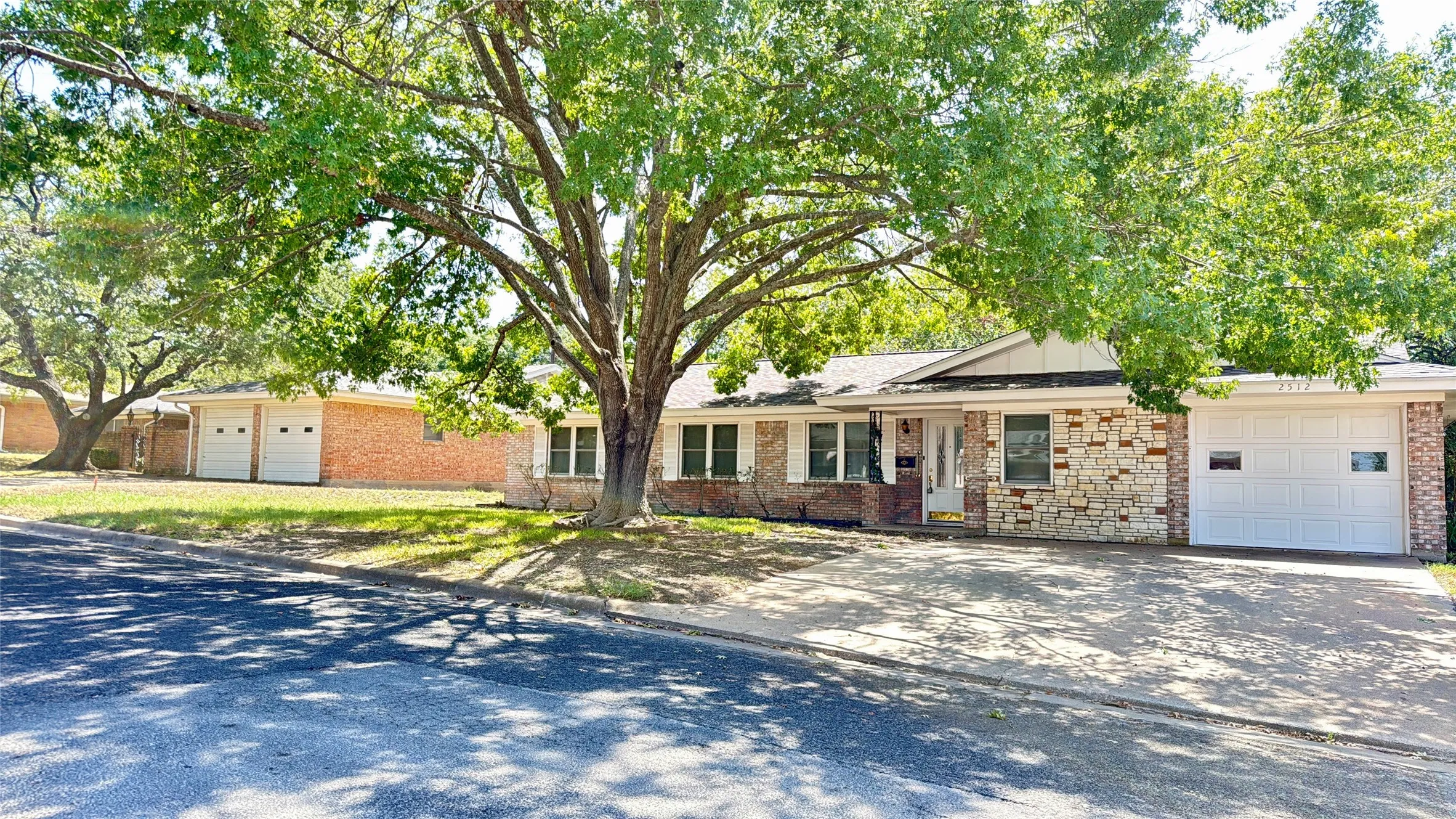 Single Family Residence For Sale in Coryell County , 2512 Lowrey Drive, Gatesville, Texas 76528, 3 Bedroom, 3 Bathroom, 1 Garage spaces, 1,674 Sqft, built in 1981, mls#21388511, Real Estate Agent in Gatesville, Homes For Sale in Coryell county, Homes For Sale in Gatesville, Realtor in Gatesville Texas, Real Estate Brokerage Independent Realty Texas, Luminita Cordes Realtor