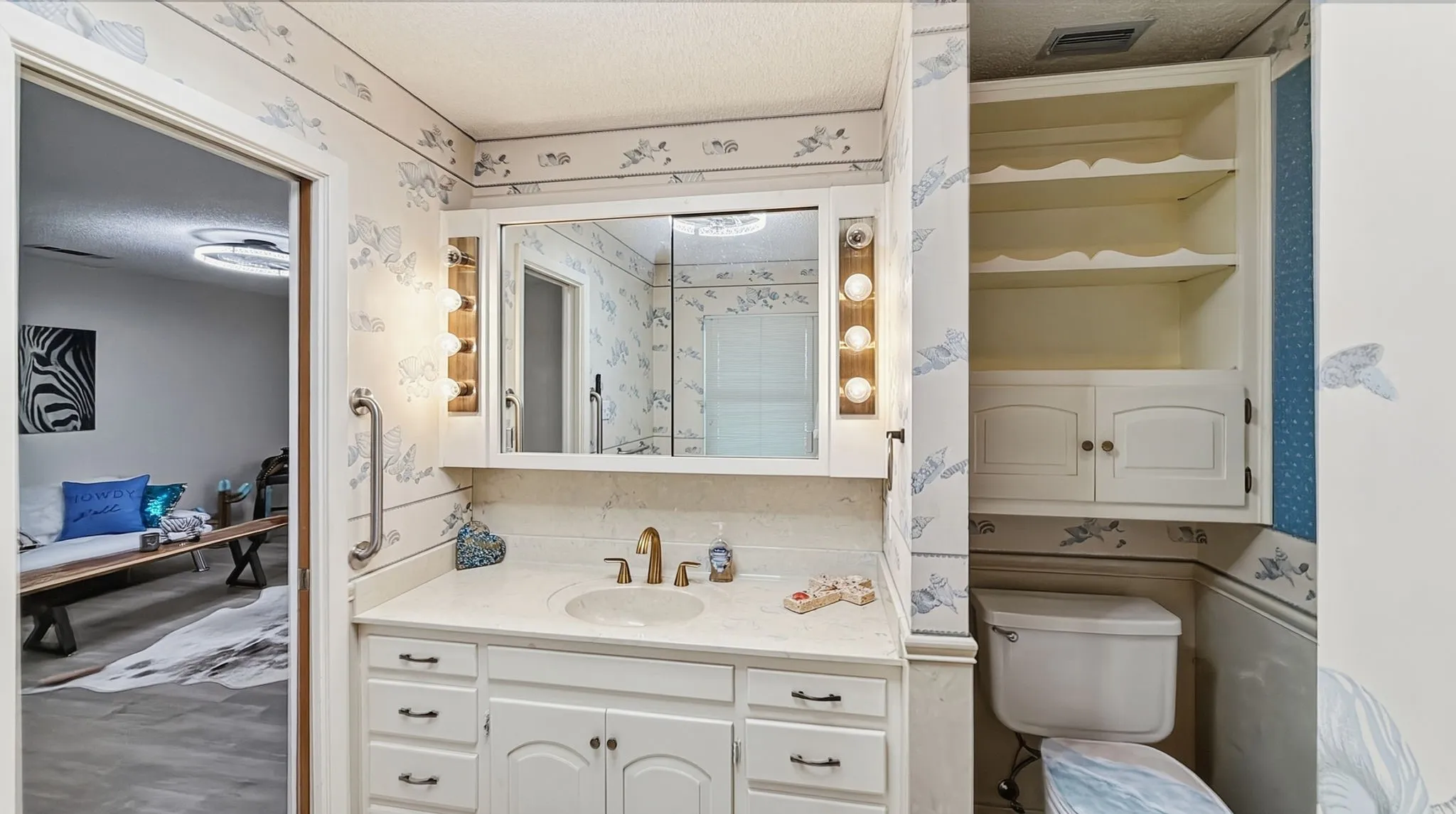 Single Family Residence For Sale in Coryell County , 2512 Lowrey Drive, Gatesville, Texas 76528, 3 Bedroom, 3 Bathroom, 1 Garage spaces, 1,674 Sqft, built in 1981, mls#21388511, Real Estate Agent in Gatesville, Homes For Sale in Coryell county, Homes For Sale in Gatesville, Realtor in Gatesville Texas, Real Estate Brokerage Independent Realty Texas, Luminita Cordes Realtor