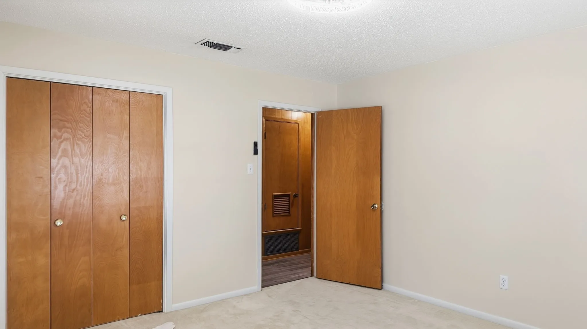 Single Family Residence For Sale in Coryell County , 2512 Lowrey Drive, Gatesville, Texas 76528, 3 Bedroom, 3 Bathroom, 1 Garage spaces, 1,674 Sqft, built in 1981, mls#21388511, Real Estate Agent in Gatesville, Homes For Sale in Coryell county, Homes For Sale in Gatesville, Realtor in Gatesville Texas, Real Estate Brokerage Independent Realty Texas, Luminita Cordes Realtor