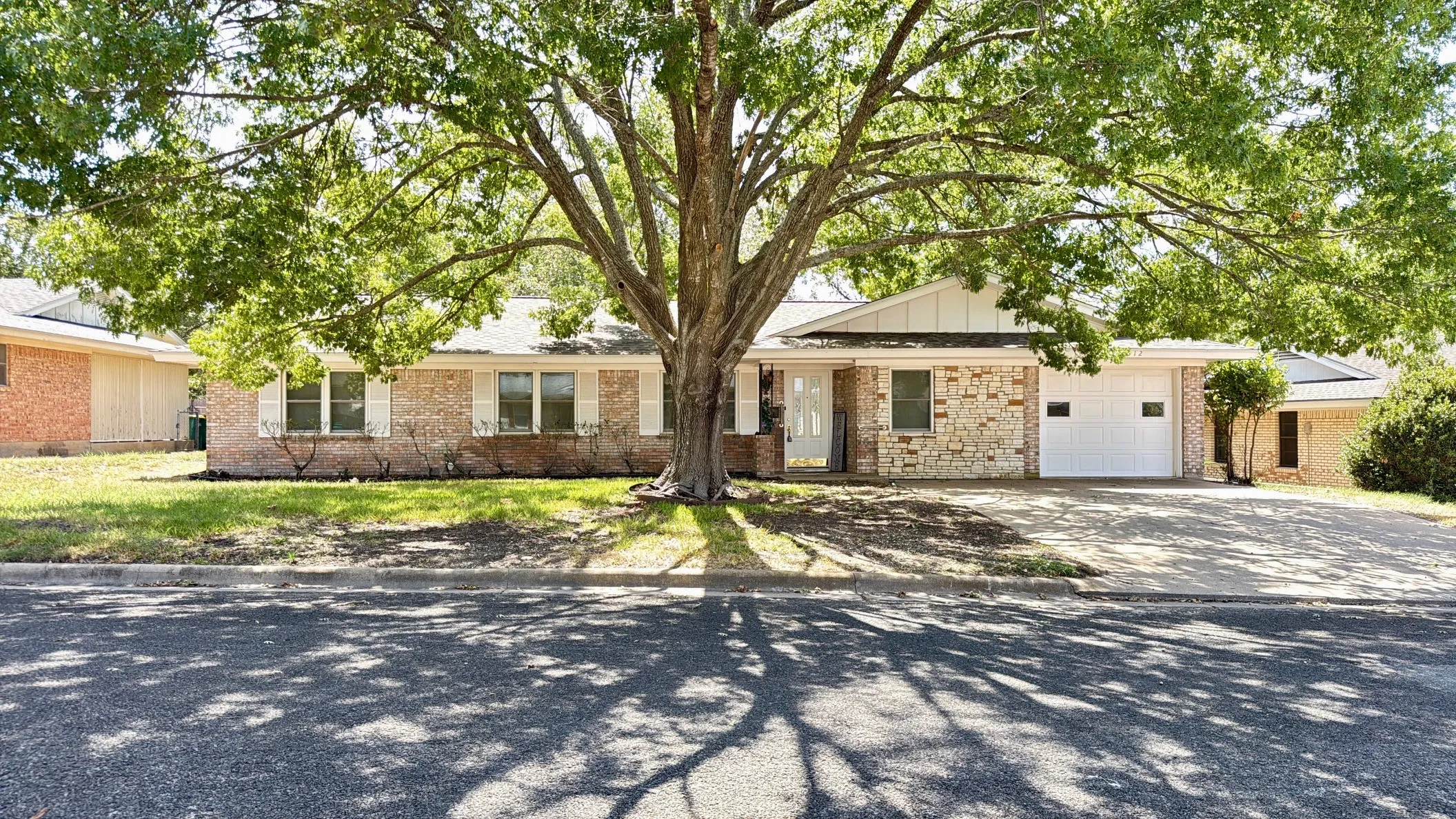 Single Family Residence For Sale in Coryell County , 2512 Lowrey Drive, Gatesville, Texas 76528, 3 Bedroom, 3 Bathroom, 1 Garage spaces, 1,674 Sqft, built in 1981, mls#21388511, Real Estate Agent in Gatesville, Homes For Sale in Coryell county, Homes For Sale in Gatesville, Realtor in Gatesville Texas, Real Estate Brokerage Independent Realty Texas, Luminita Cordes Realtor