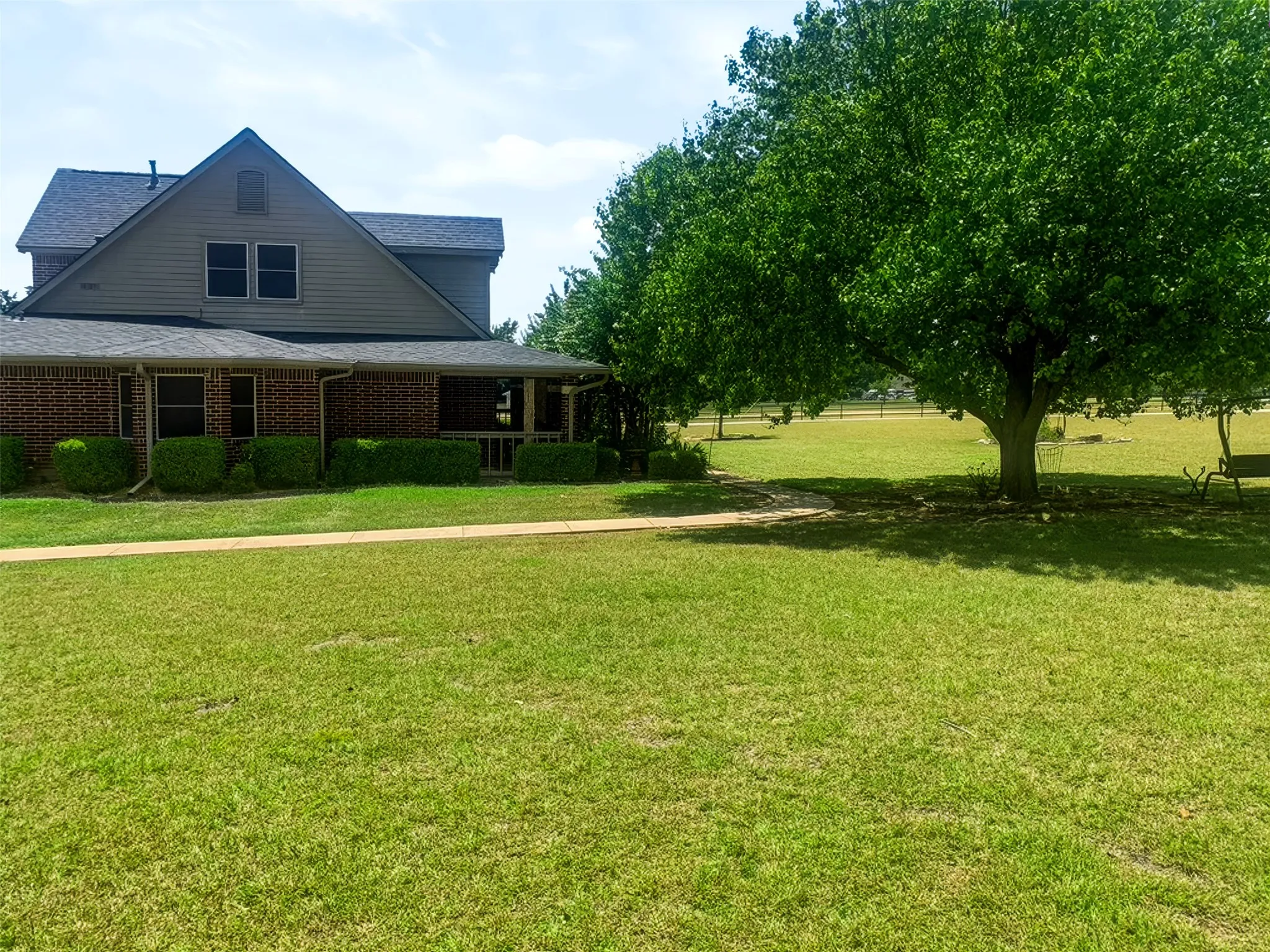 Single Family Residence For Sale in Wise County , 1189 Heritage Creek Drive, Rhome, Texas 76078, 4 Bedroom, 3 Bathroom, 4 Garage spaces, 3,599 Sqft, built in 2001, mls#21387360, Real Estate Agent in Rhome, Homes For Sale in Wise county, Homes For Sale in Rhome, Realtor in Rhome Texas, Real Estate Brokerage Independent Realty Texas, Luminita Cordes Realtor
