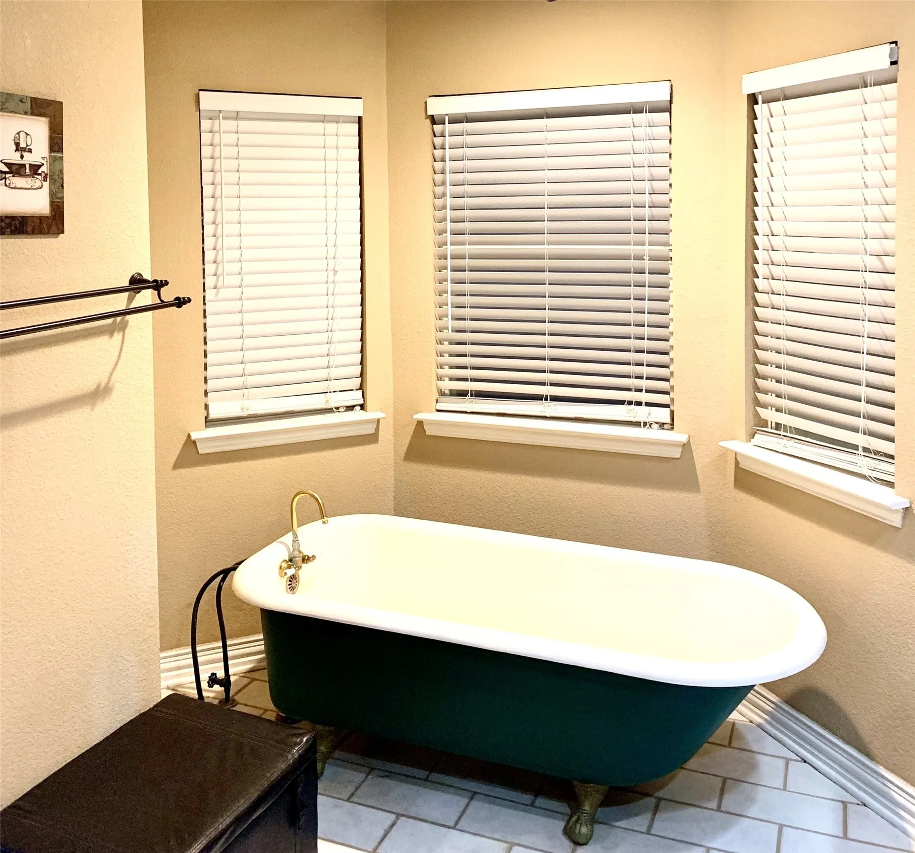 Single Family Residence For Sale in Wise County , 1189 Heritage Creek Drive, Rhome, Texas 76078, 4 Bedroom, 3 Bathroom, 4 Garage spaces, 3,599 Sqft, built in 2001, mls#21387360, Real Estate Agent in Rhome, Homes For Sale in Wise county, Homes For Sale in Rhome, Realtor in Rhome Texas, Real Estate Brokerage Independent Realty Texas, Luminita Cordes Realtor
